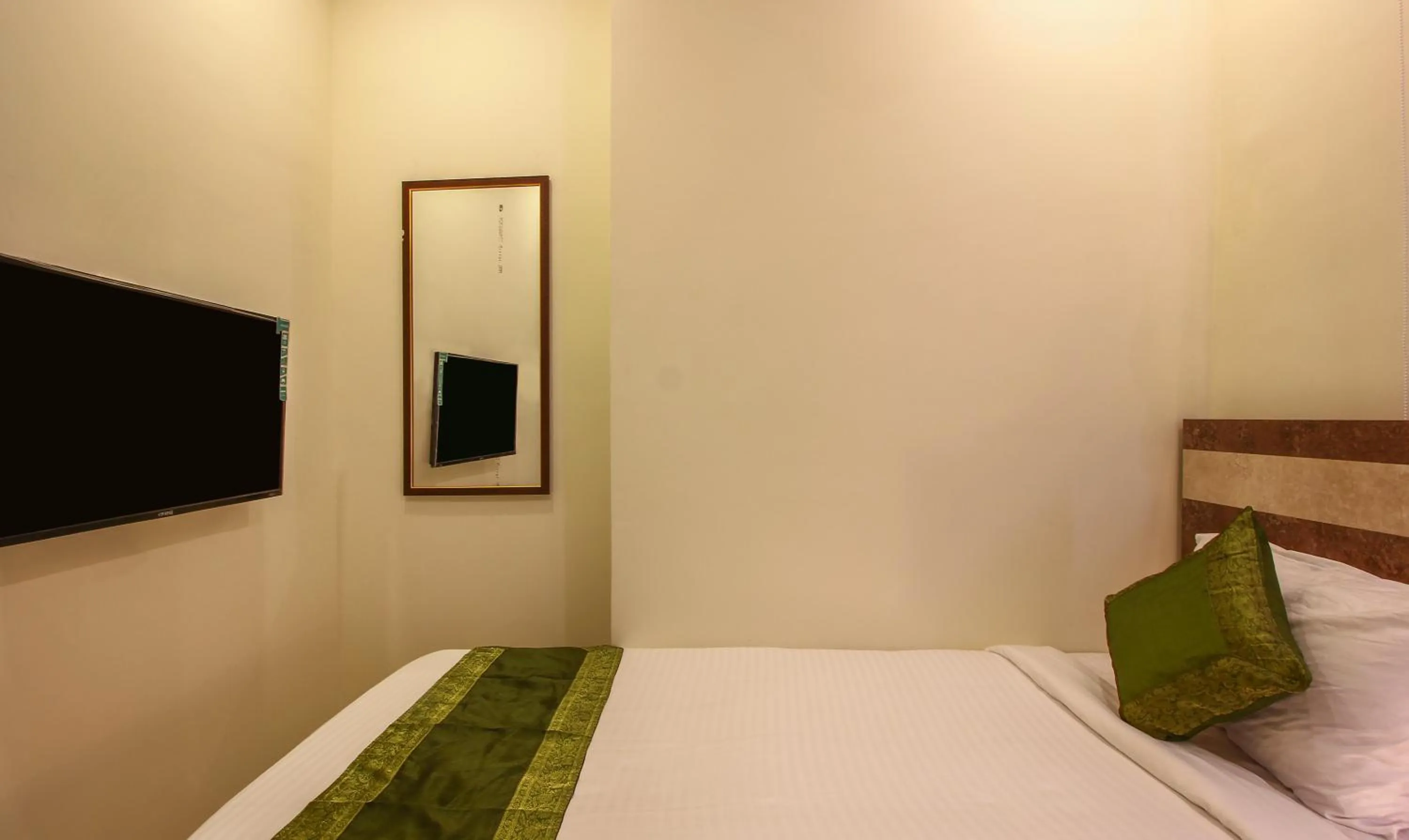 Bedroom, Bed in Treebo Address Inn, Banjara Hills