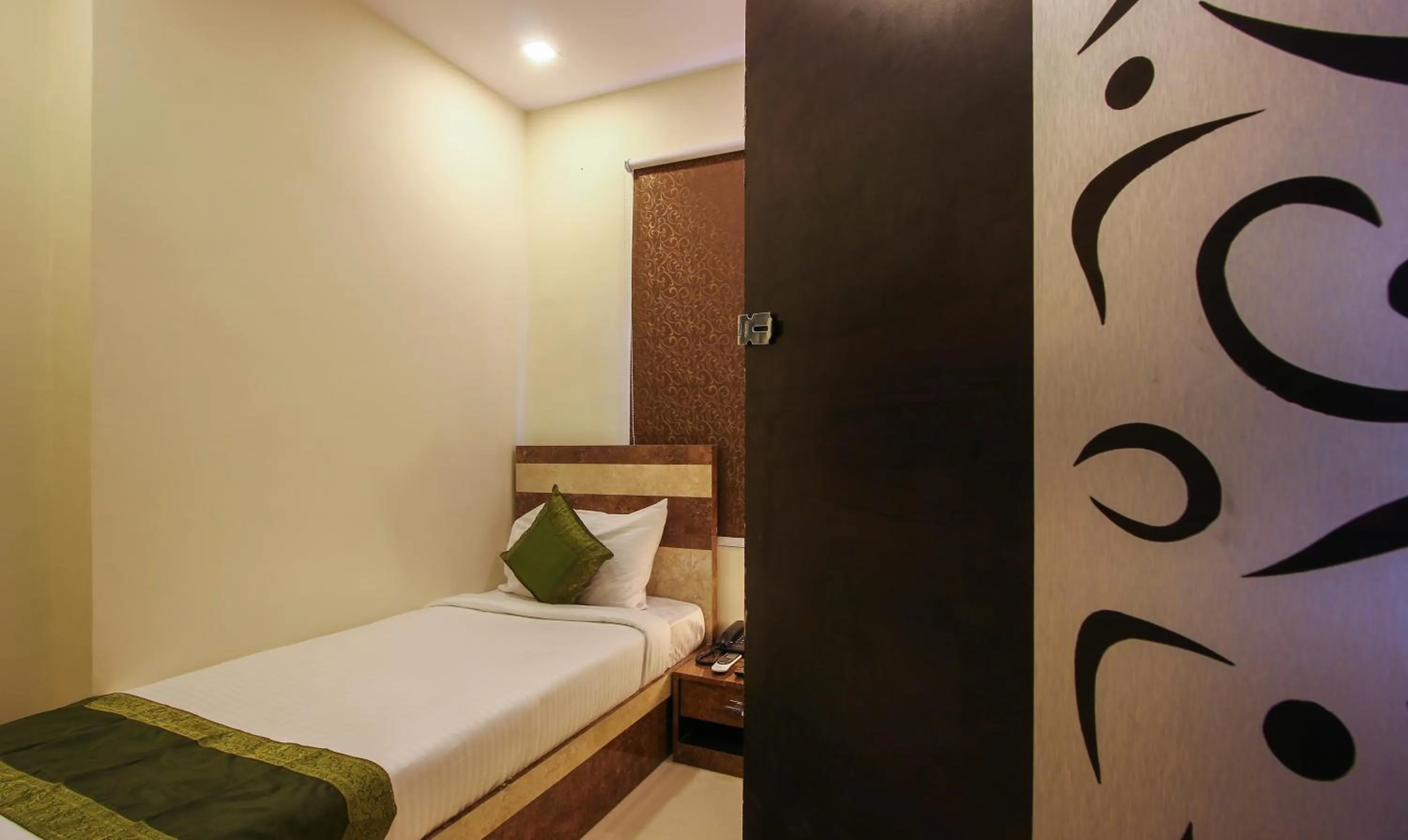 Bedroom, Bed in Treebo Address Inn, Banjara Hills