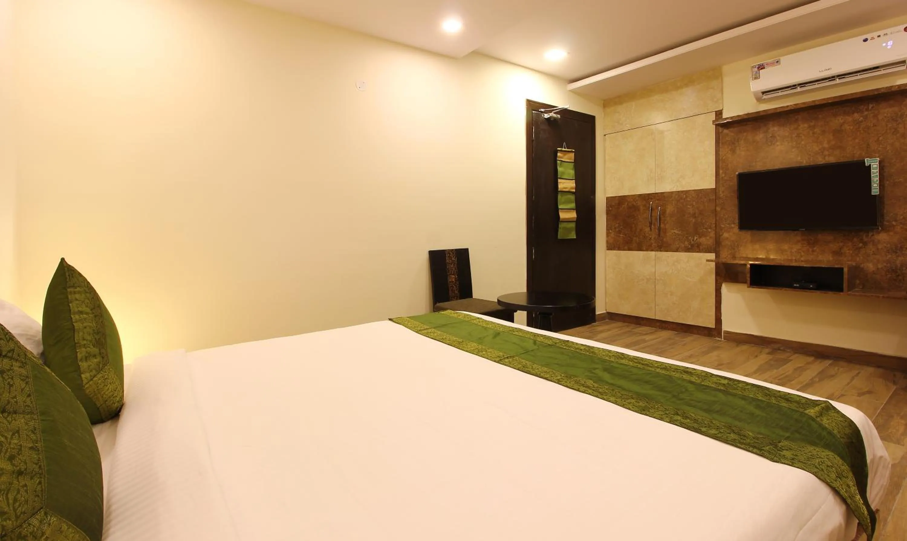 Photo of the whole room, Bed in Treebo Address Inn, Banjara Hills