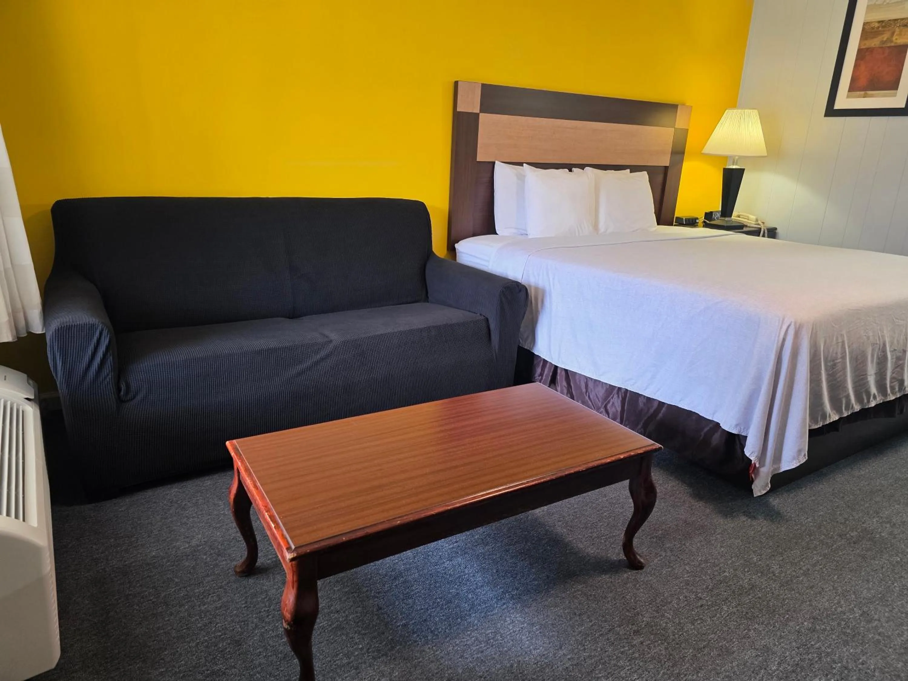 Bedroom, Bed in Travelowes Motel - Maggie Valley