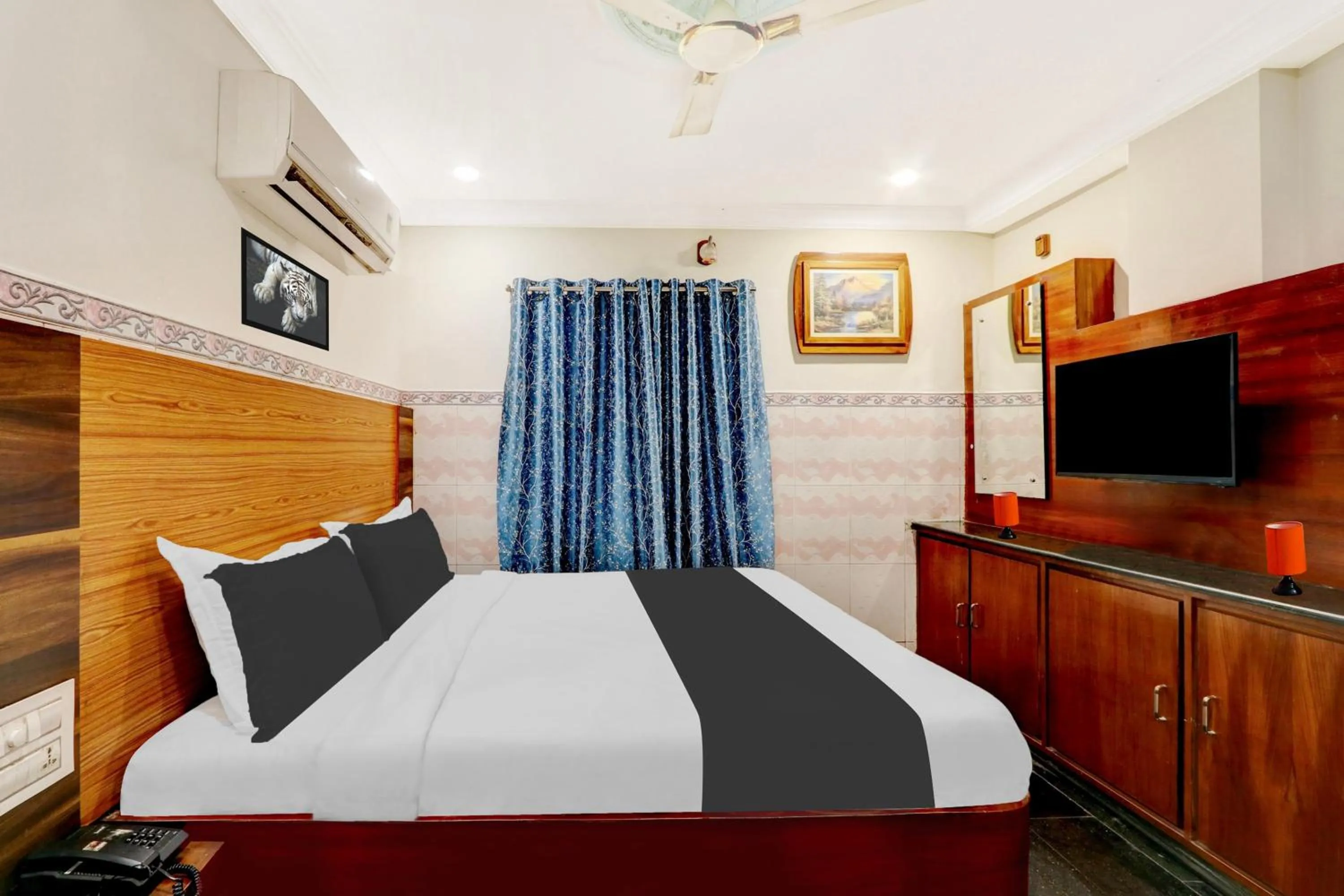 Bedroom, Bed in Super Hotel O Hanuman Pet Near Railway Station