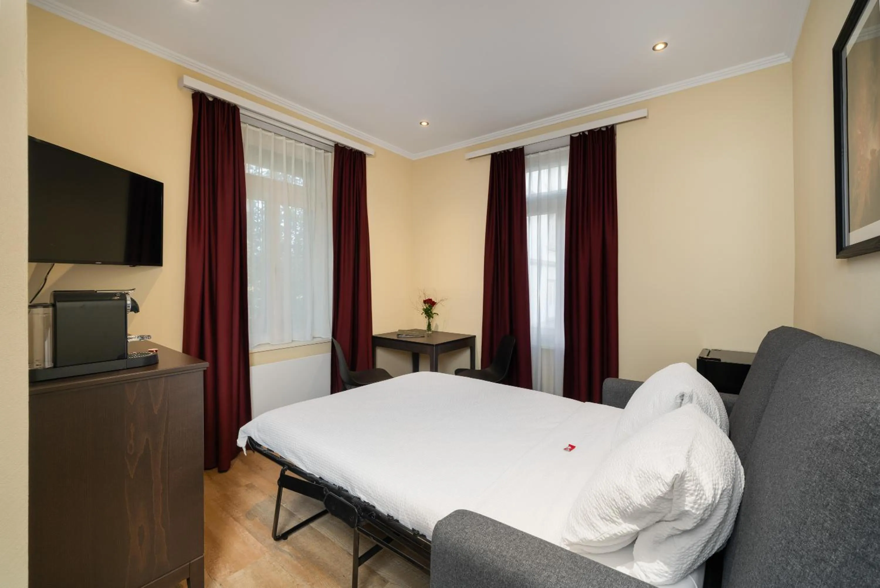 TV and multimedia, Bed in Swiss Inn & Apartments