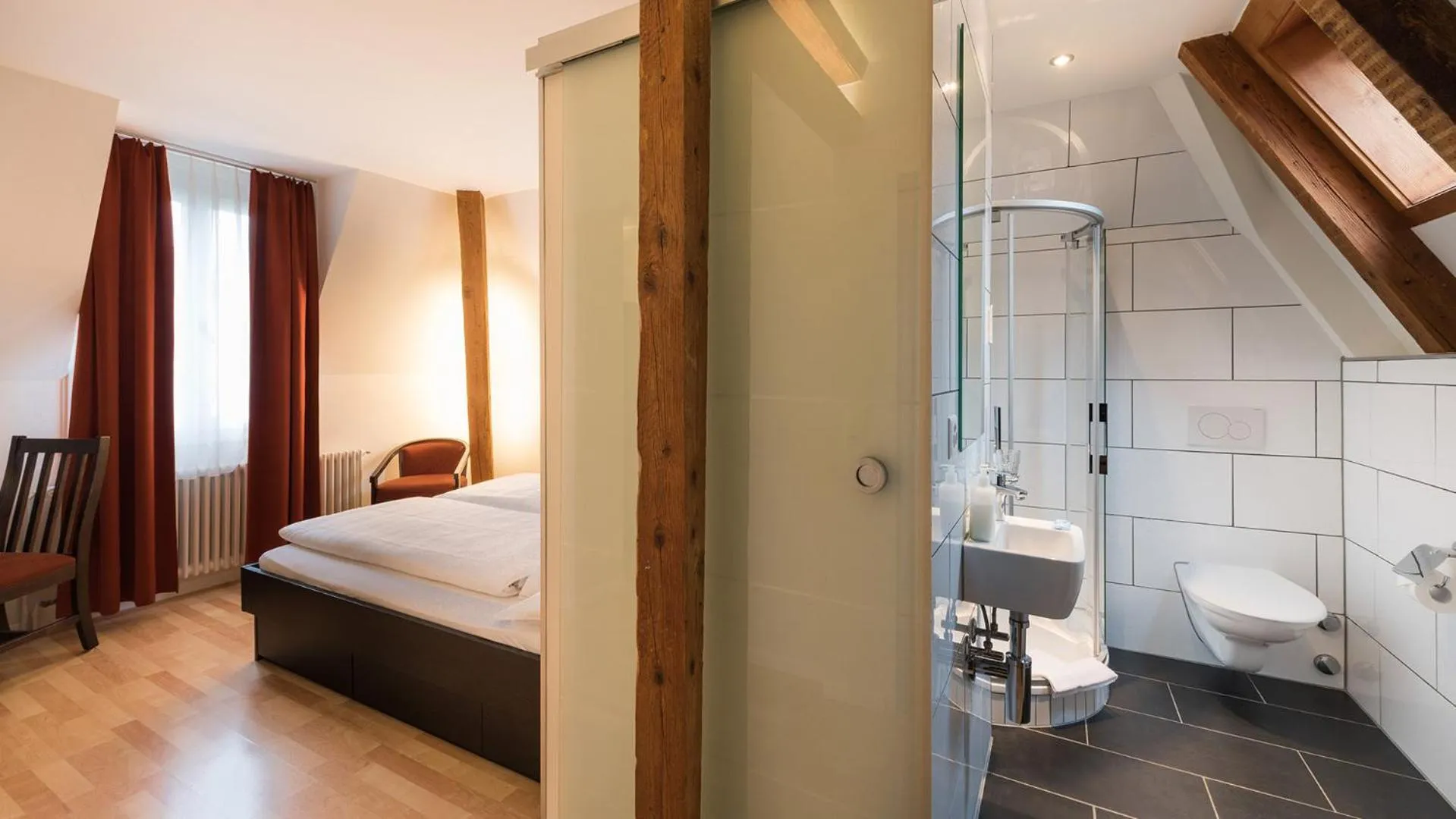 Bathroom, Bed in Swiss Inn & Apartments