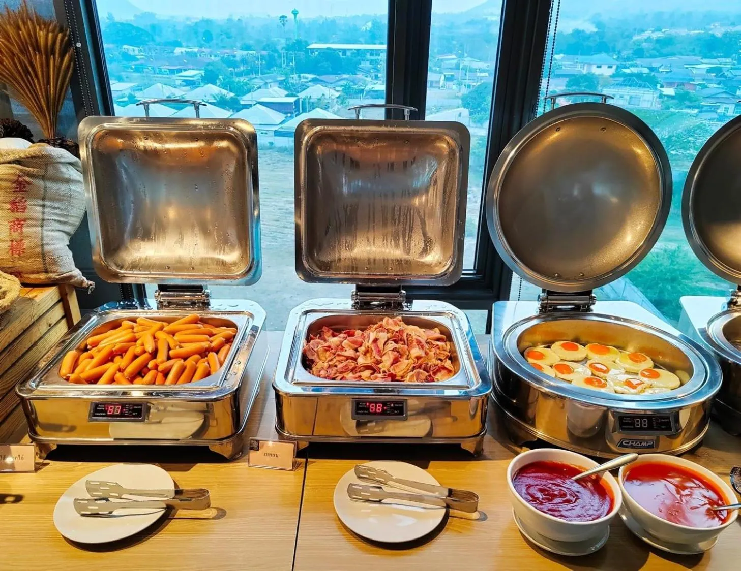 Restaurant/places to eat in The 28th Hotel