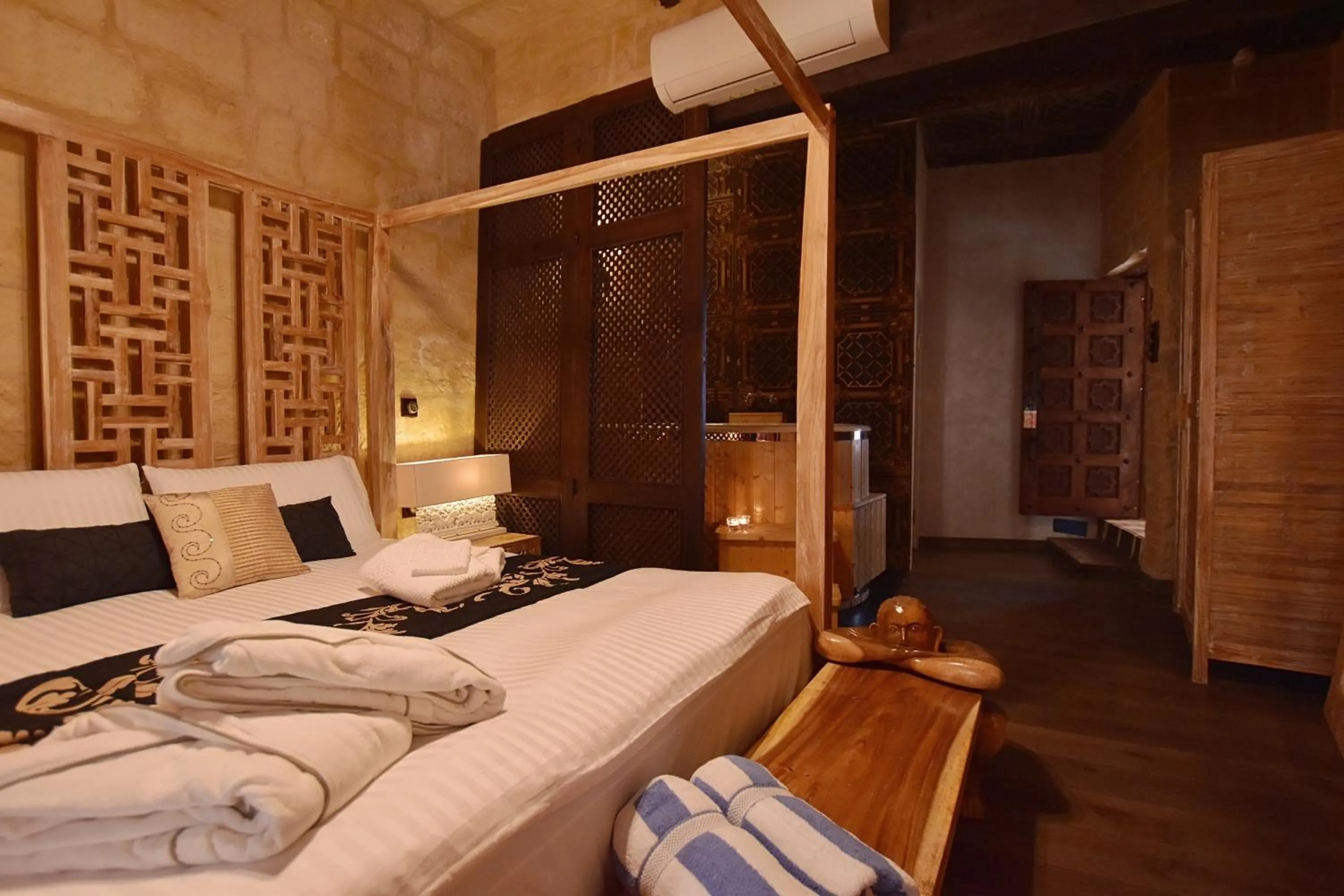 Bed in Chapel 5 Boutique Suites B&B