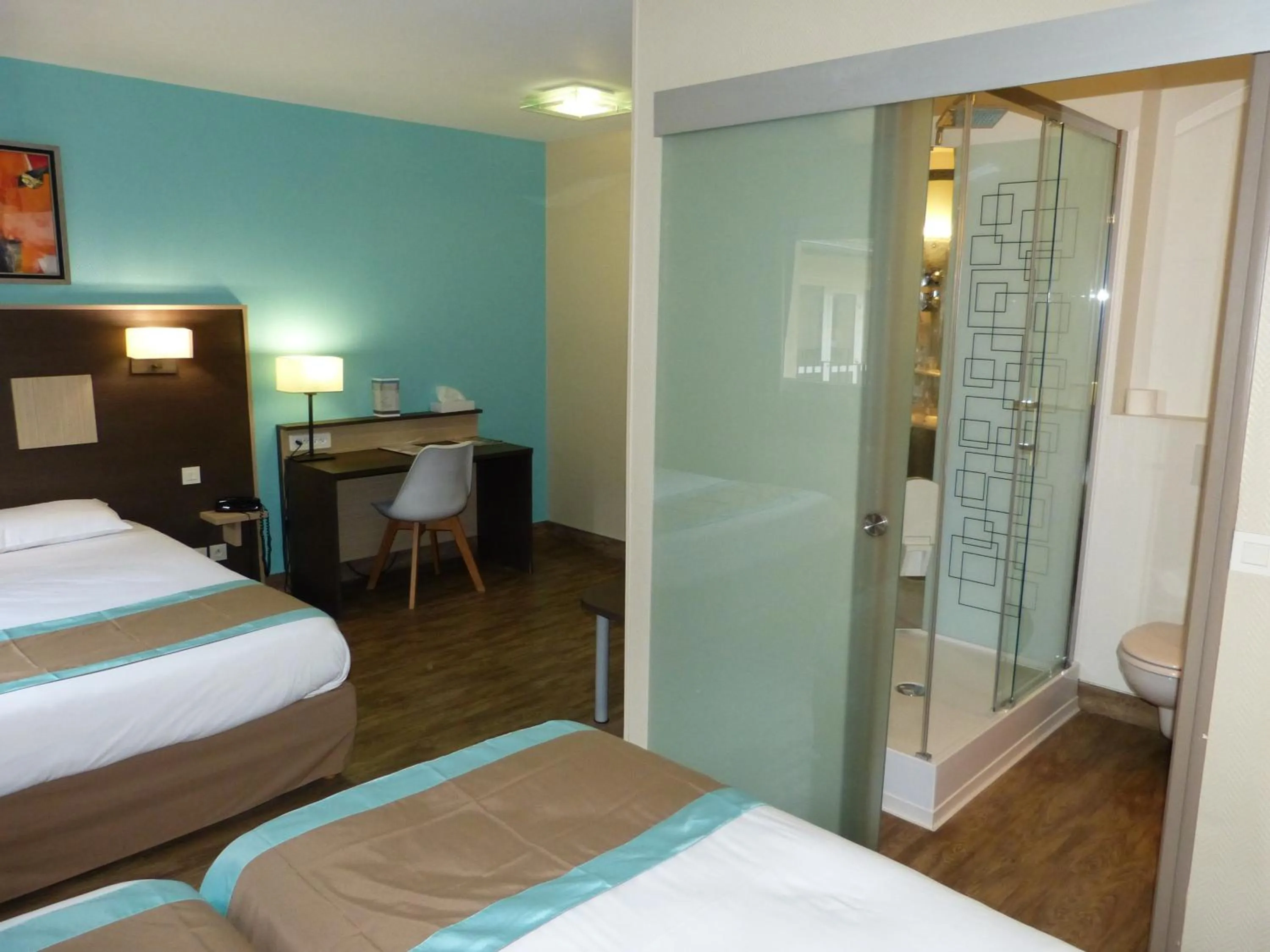 Shower, Bed in Hotel ARBOR - Les Hunaudieres - Le Mans Sud - Mulsanne