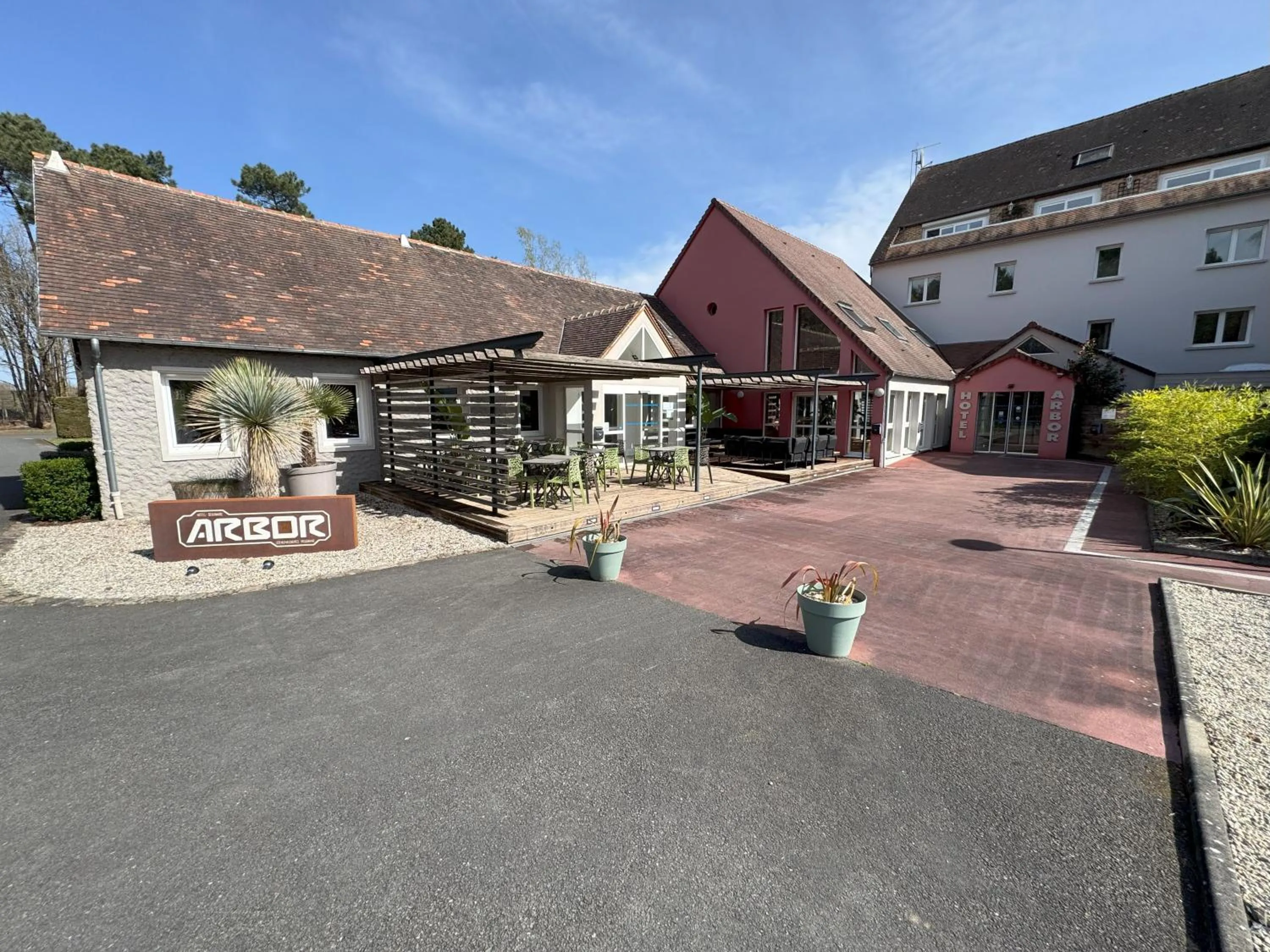 Property building in Hotel ARBOR - Les Hunaudieres - Le Mans Sud - Mulsanne