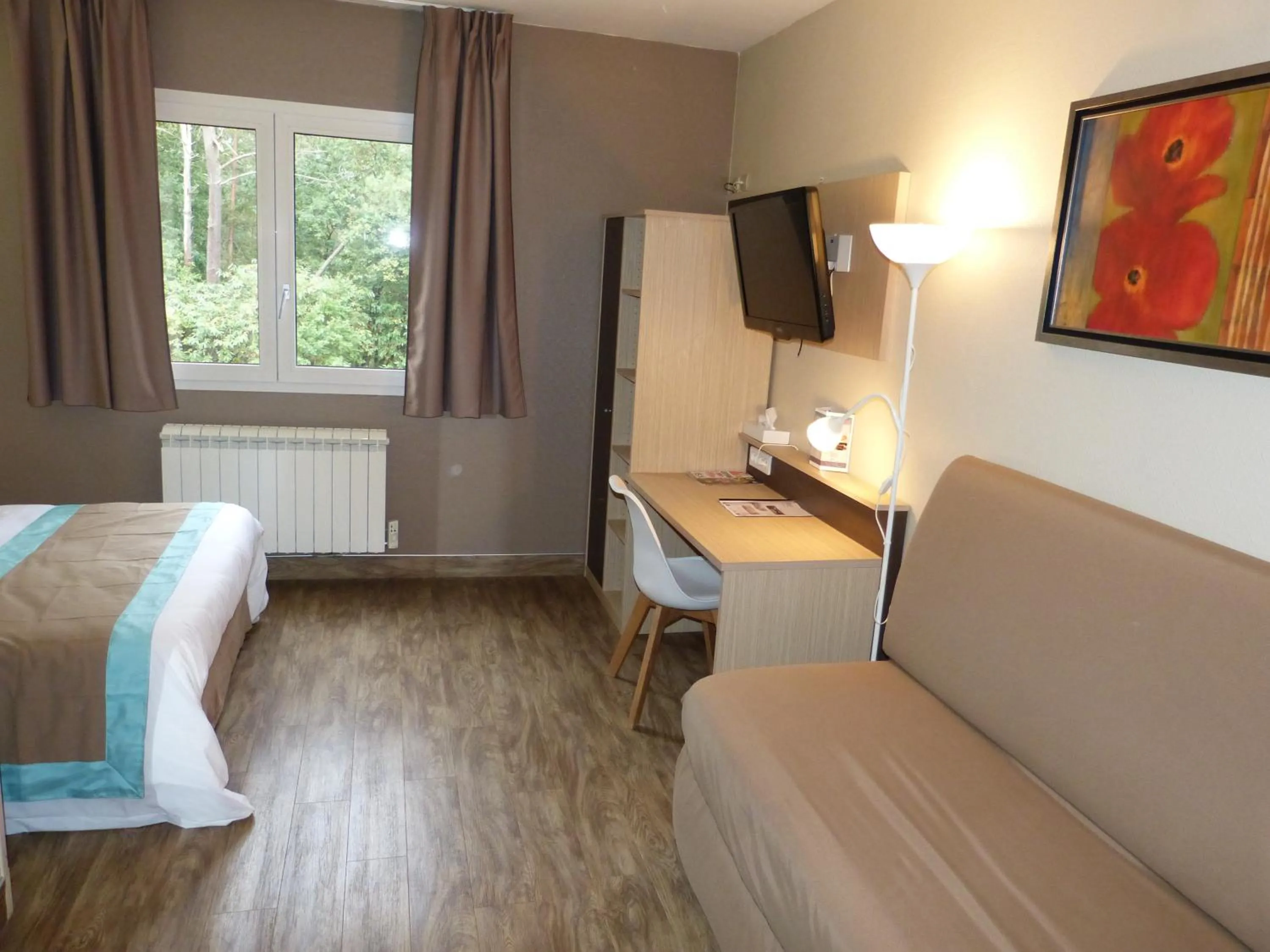 Seating area, Bed in Hotel ARBOR - Les Hunaudieres - Le Mans Sud - Mulsanne