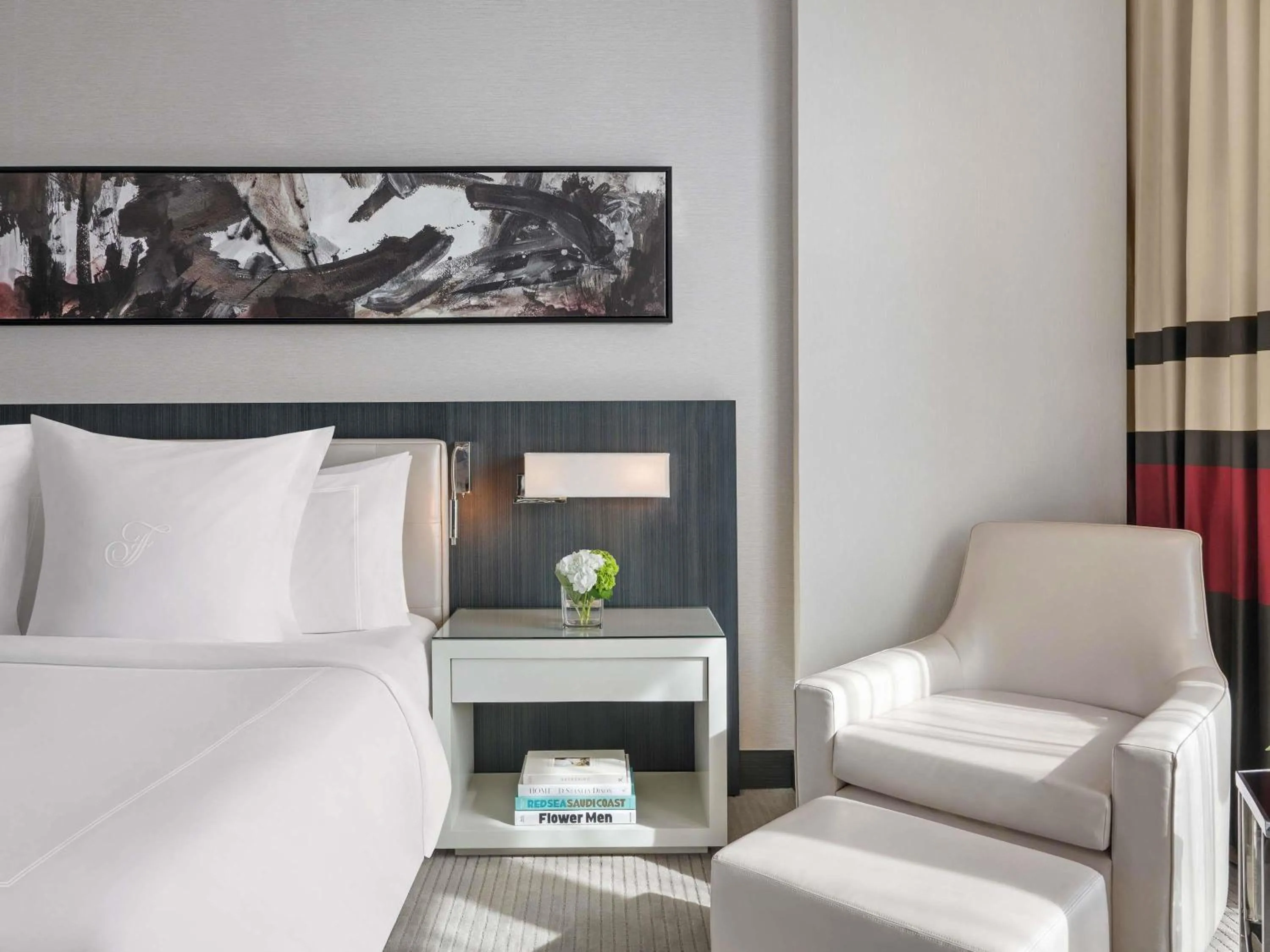 Bedroom, Bed in Fairmont Riyadh