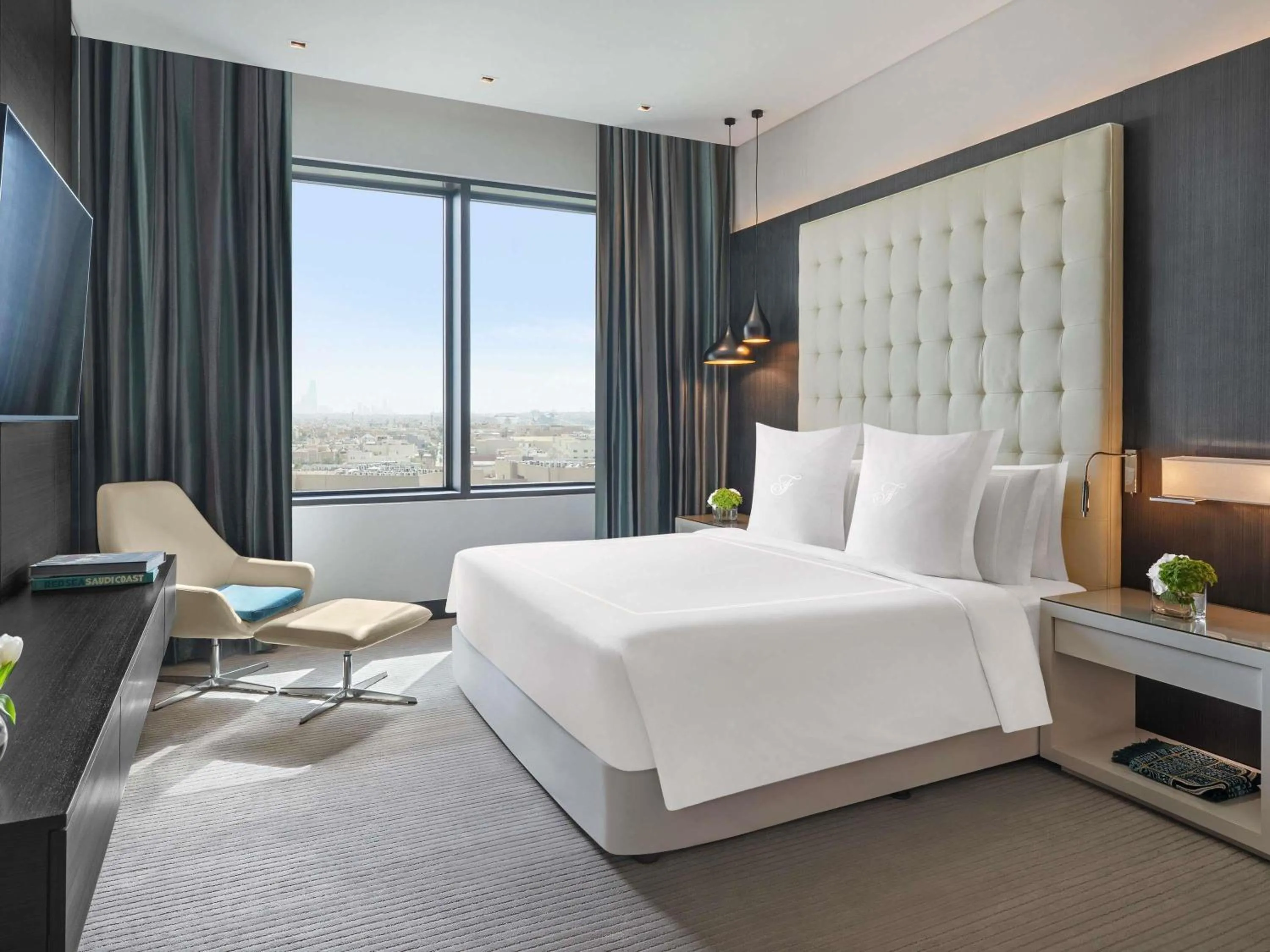 Bedroom, Bed in Fairmont Riyadh