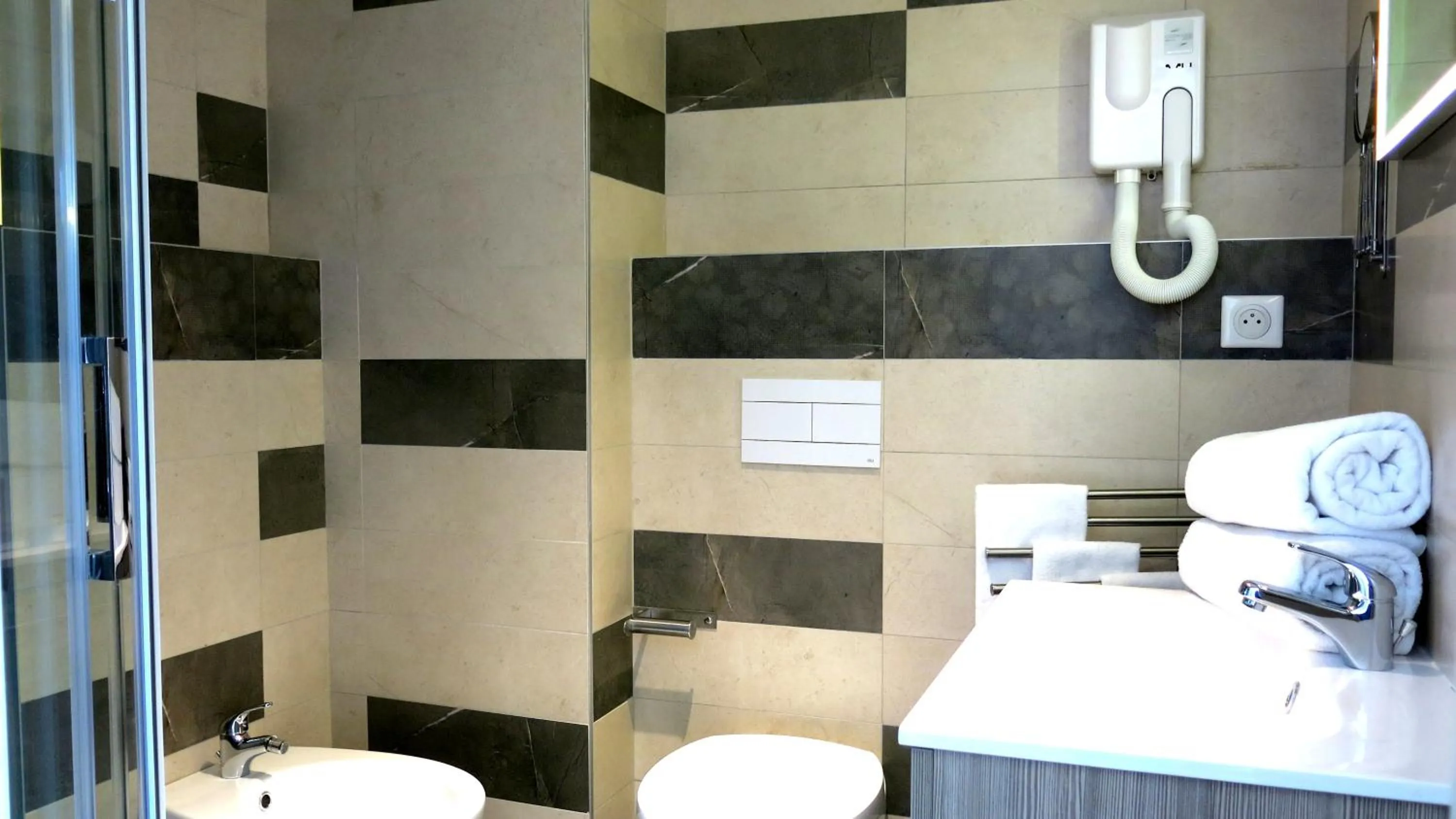 Shower in Appart'hotel le Pèlerin