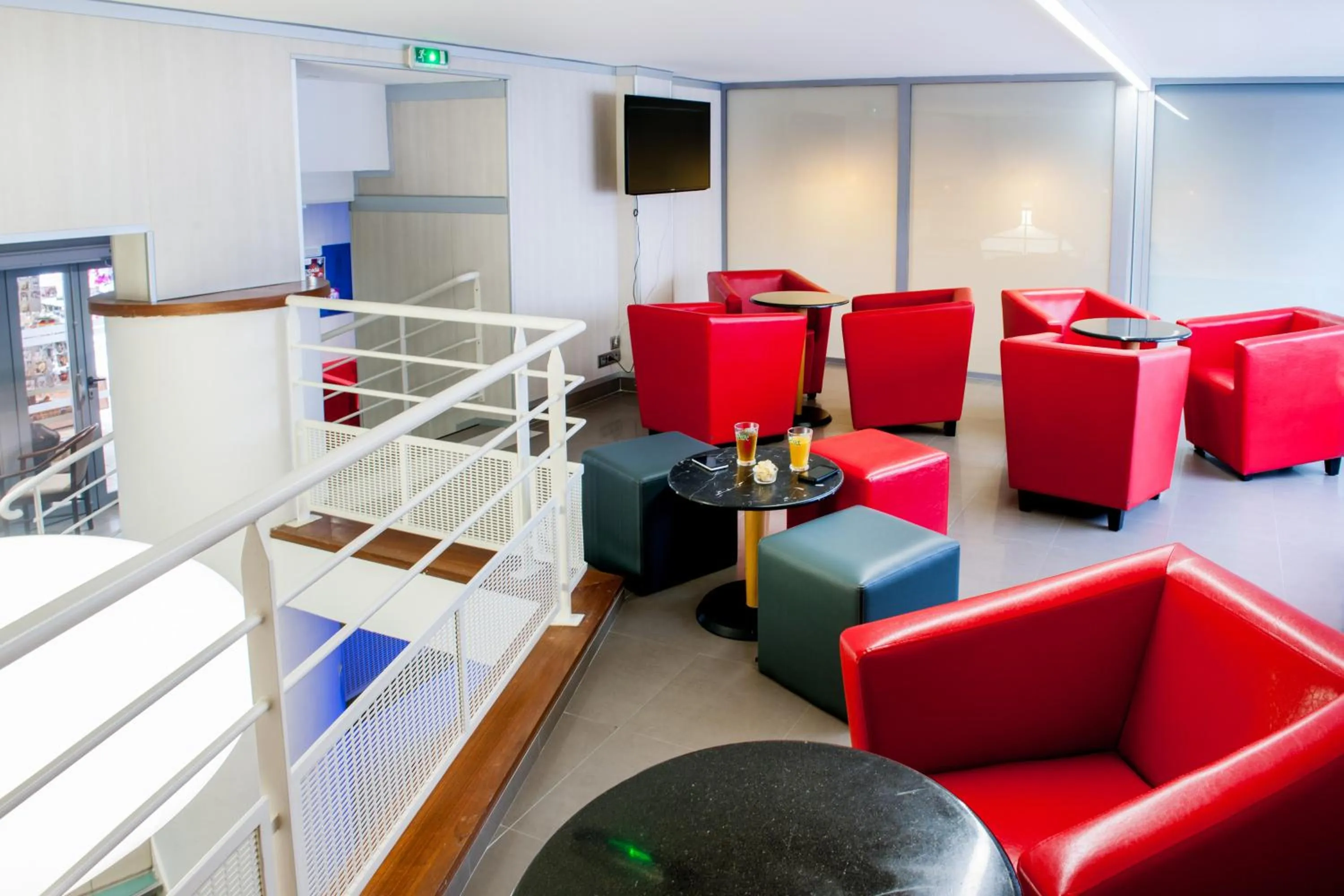 Communal lounge/ TV room in Appart'hotel le Pèlerin