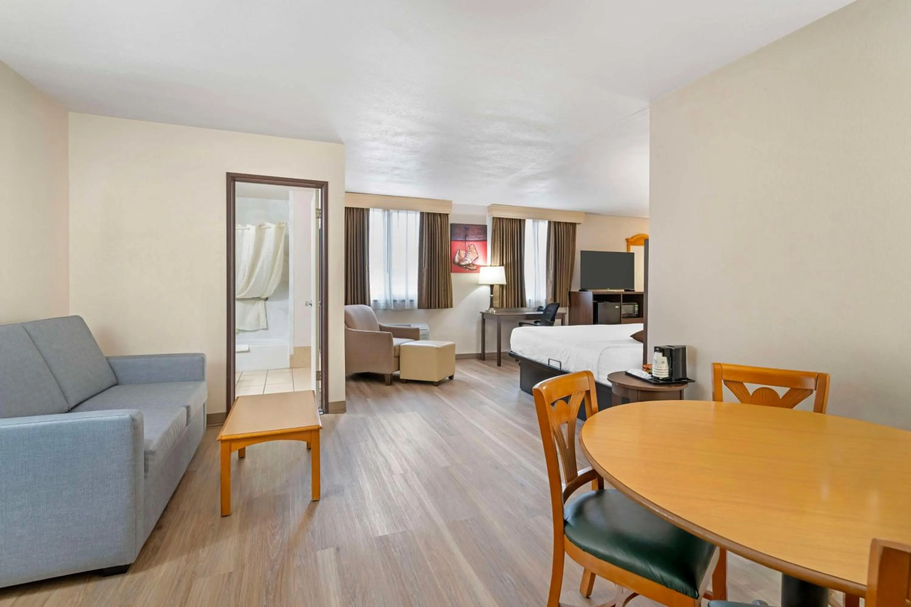 Bedroom in Best Western Green Bay Inn and Conference Center