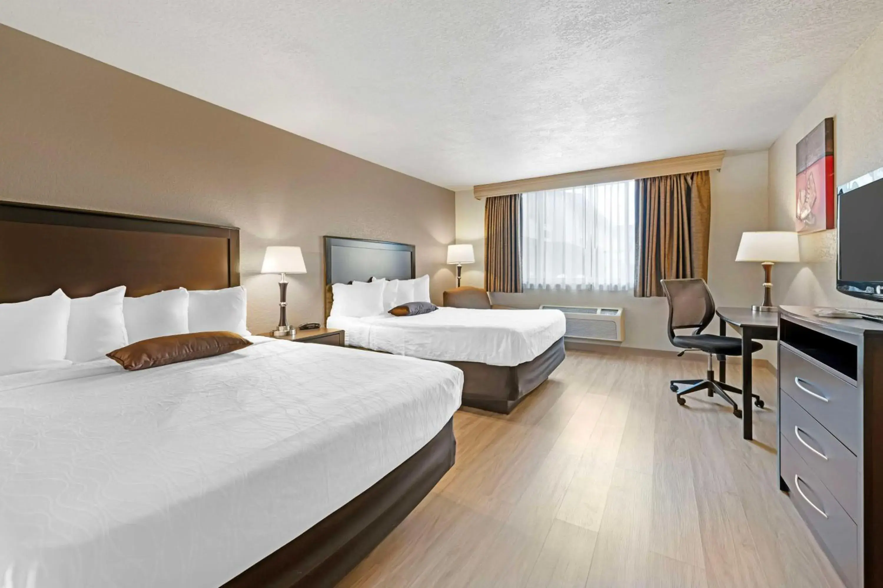 King Room with Two King Beds with Sofa Bed and Bathtub - Disability Access/Non-Smoking in Best Western Green Bay Inn and Conference Center King Room with Two King Beds with Sofa Bed and Bathtub - Disability Access/Non-Smoking in Best Western Green Bay Inn and Conference Center