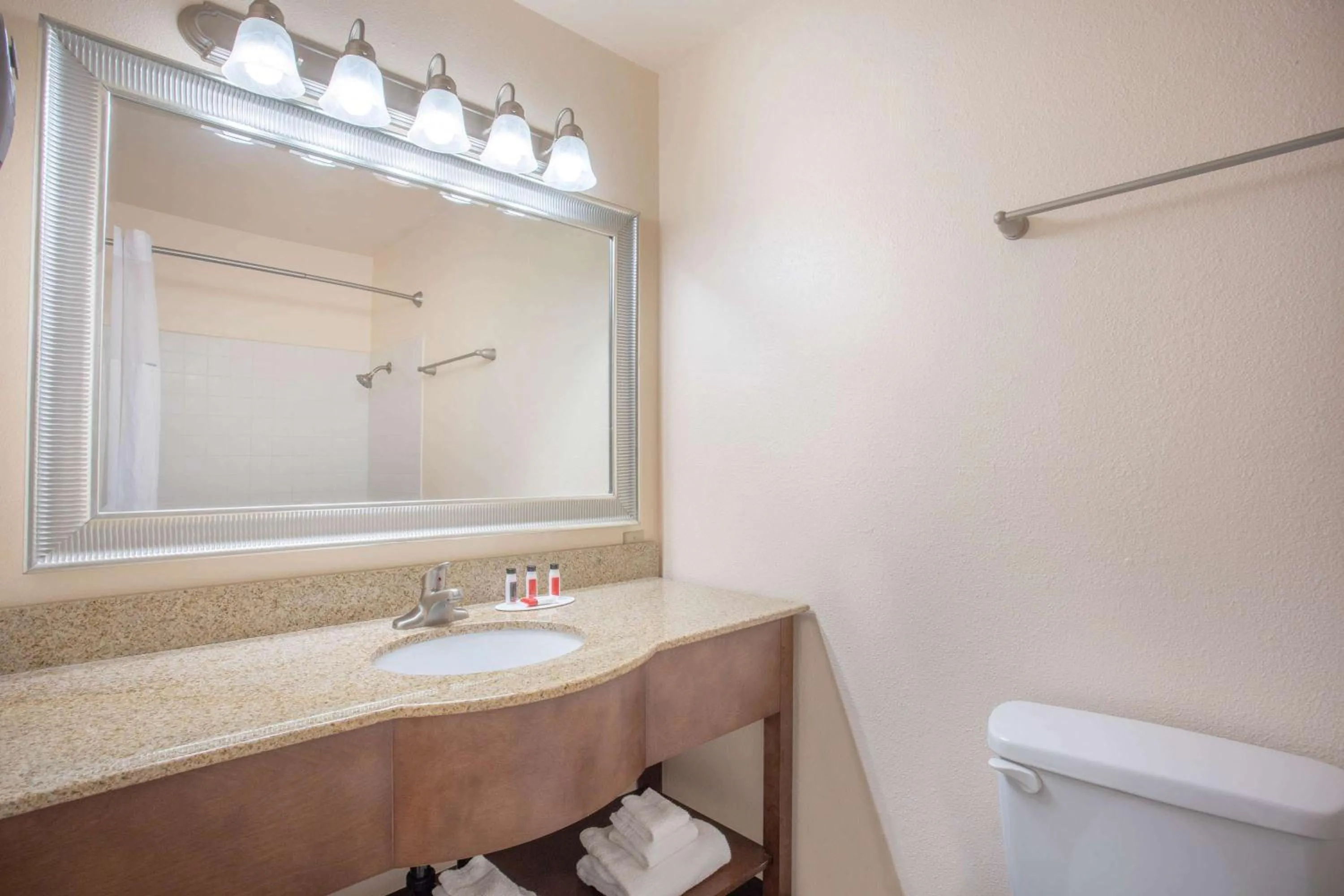 Bathroom in Travelodge by Wyndham Hawthorne