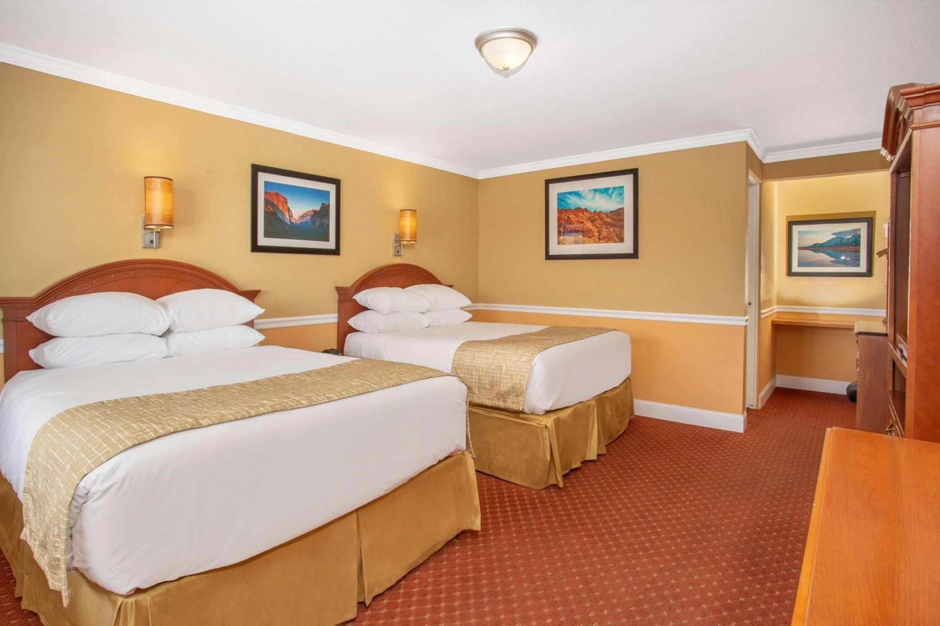 Photo of the whole room, Bed in Travelodge by Wyndham Hawthorne
