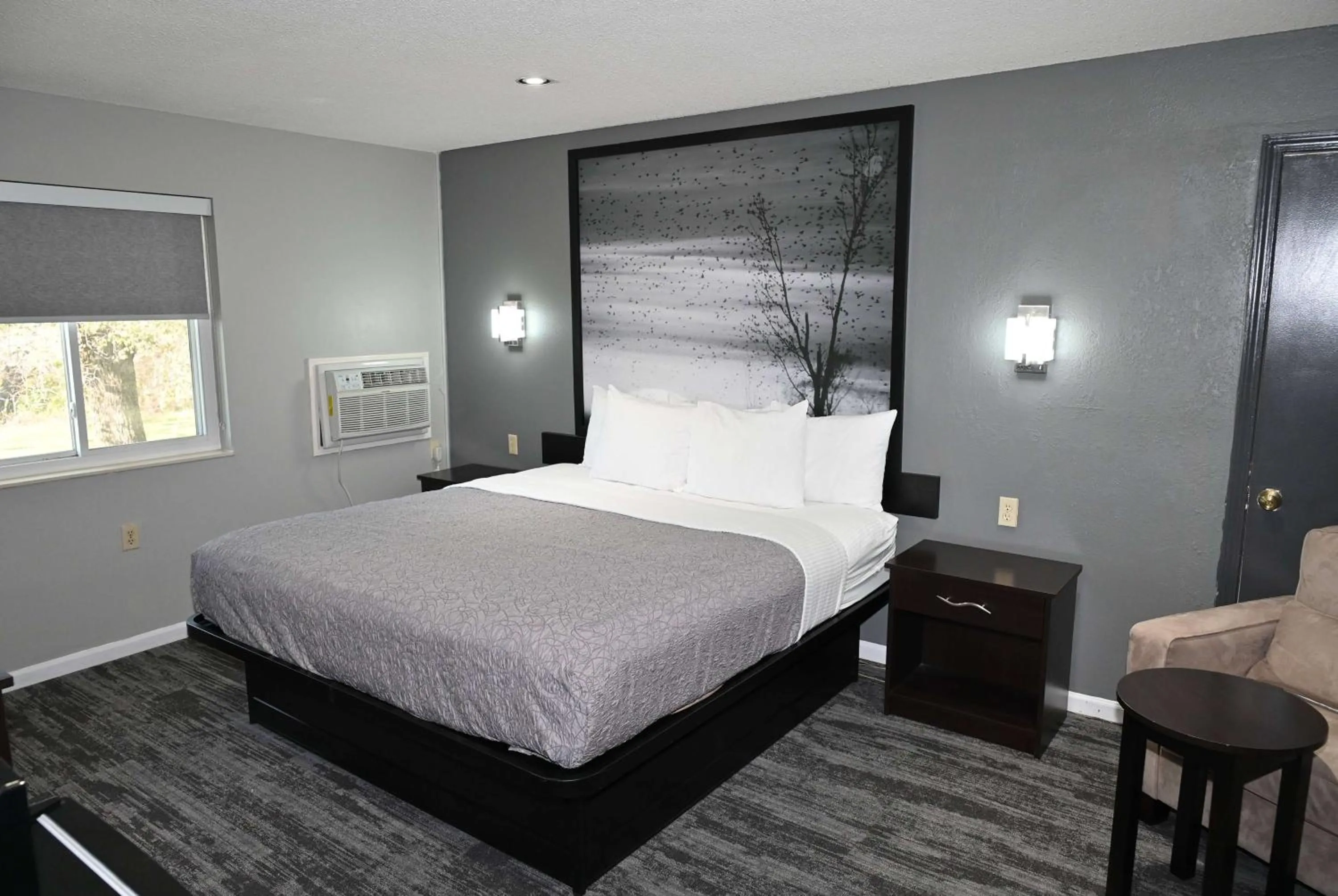 Photo of the whole room, Bed in Super 8 by Wyndham Higginsville