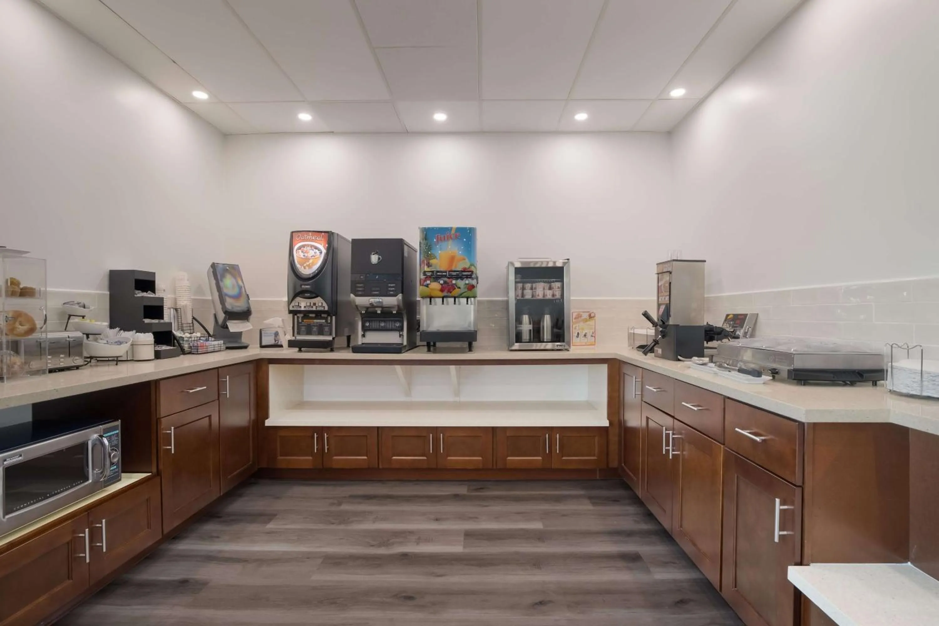 Restaurant/places to eat in SureStay Plus Hotel by Best Western Upland - Ontario North