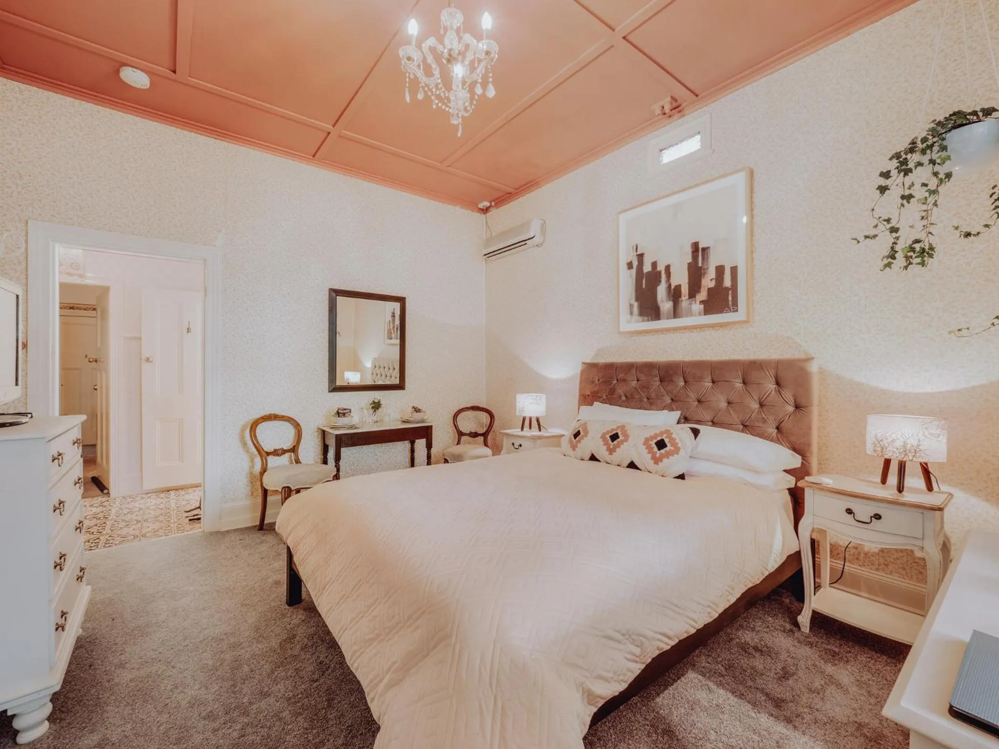 Photo of the whole room, Bed in Genesta House