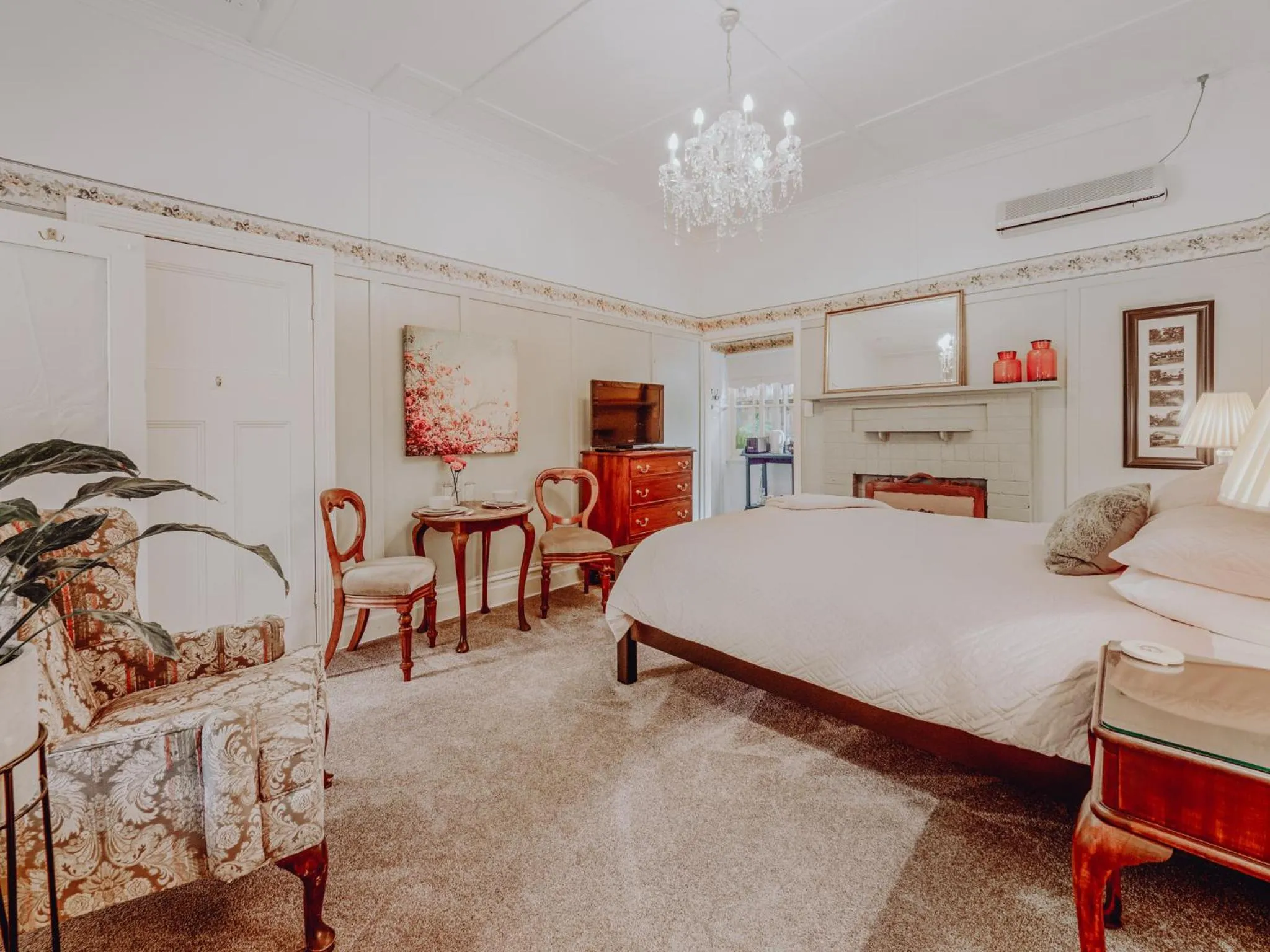 Photo of the whole room, Bed in Genesta House