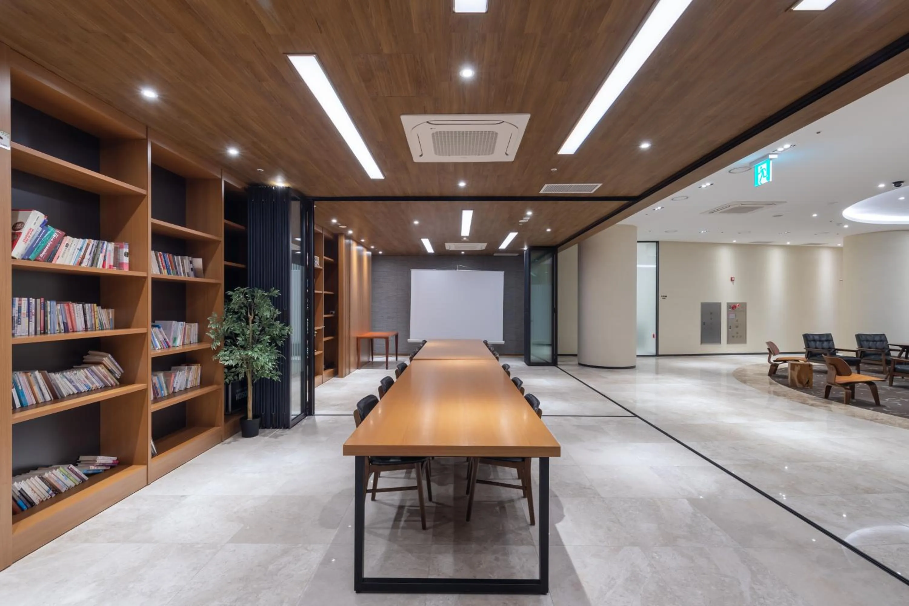 Library in Hotel Maremons