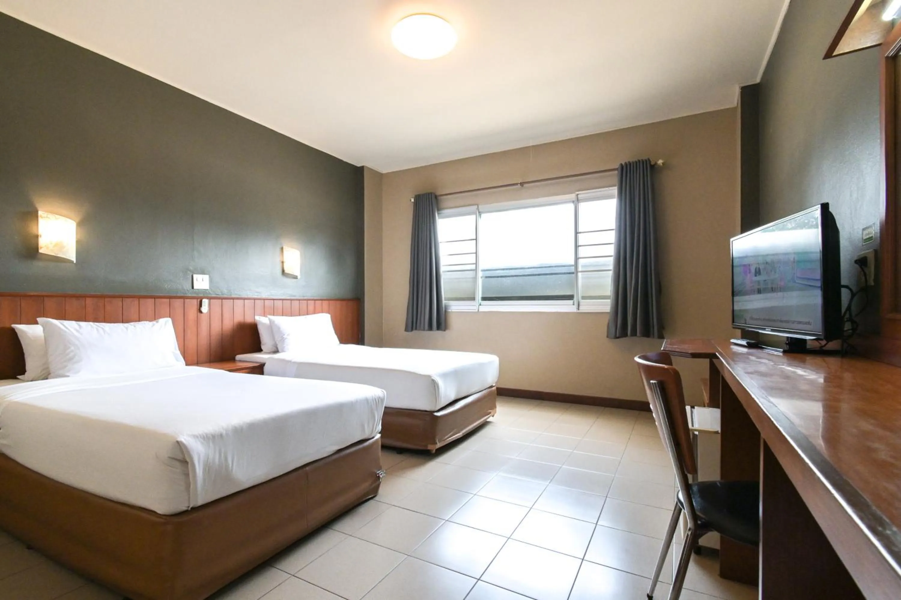 Photo of the whole room, Bed in Rattana Park Hotel