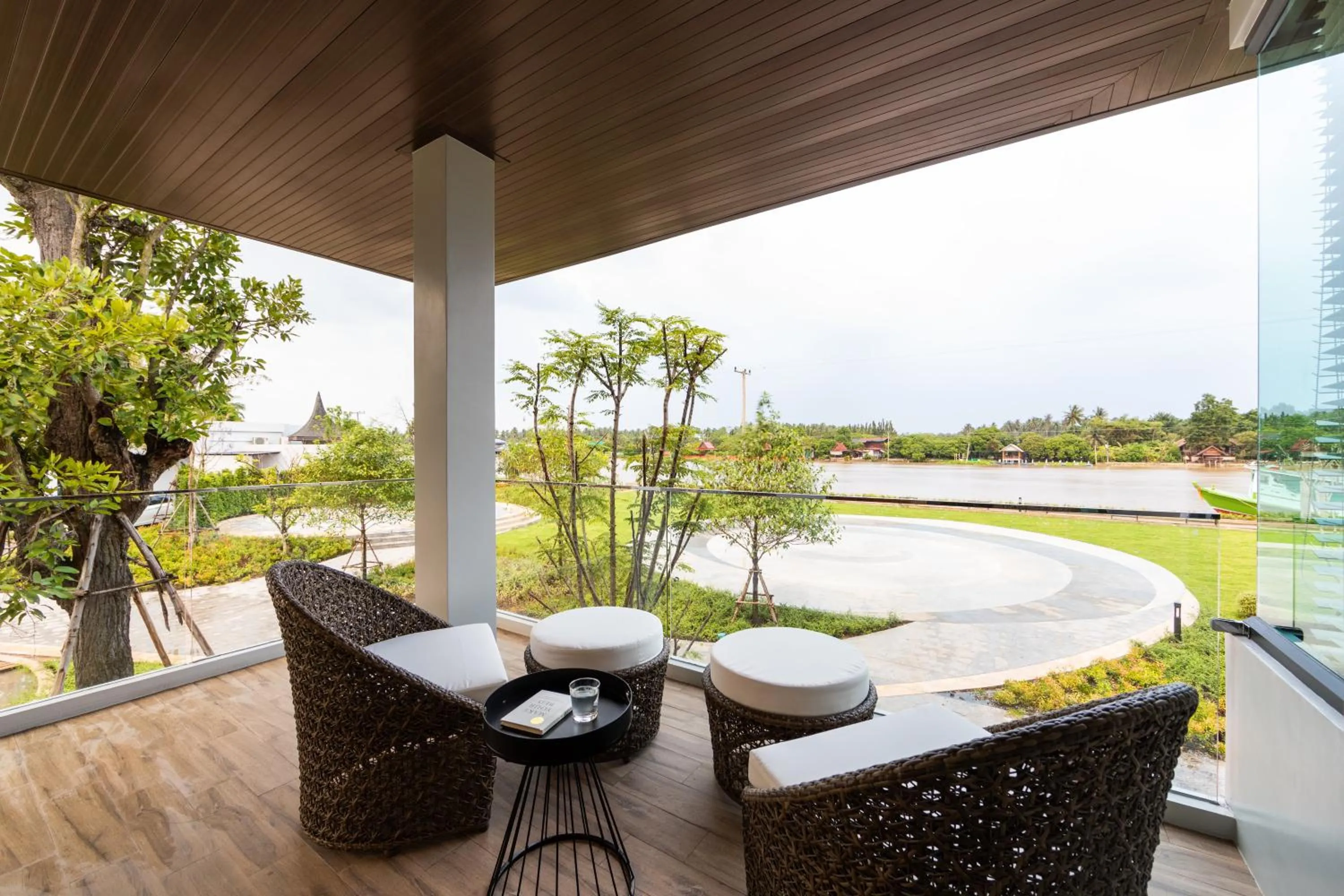 Balcony/Terrace in Na Tree Tara Riverside Resort Amphawa Damnoensaduak