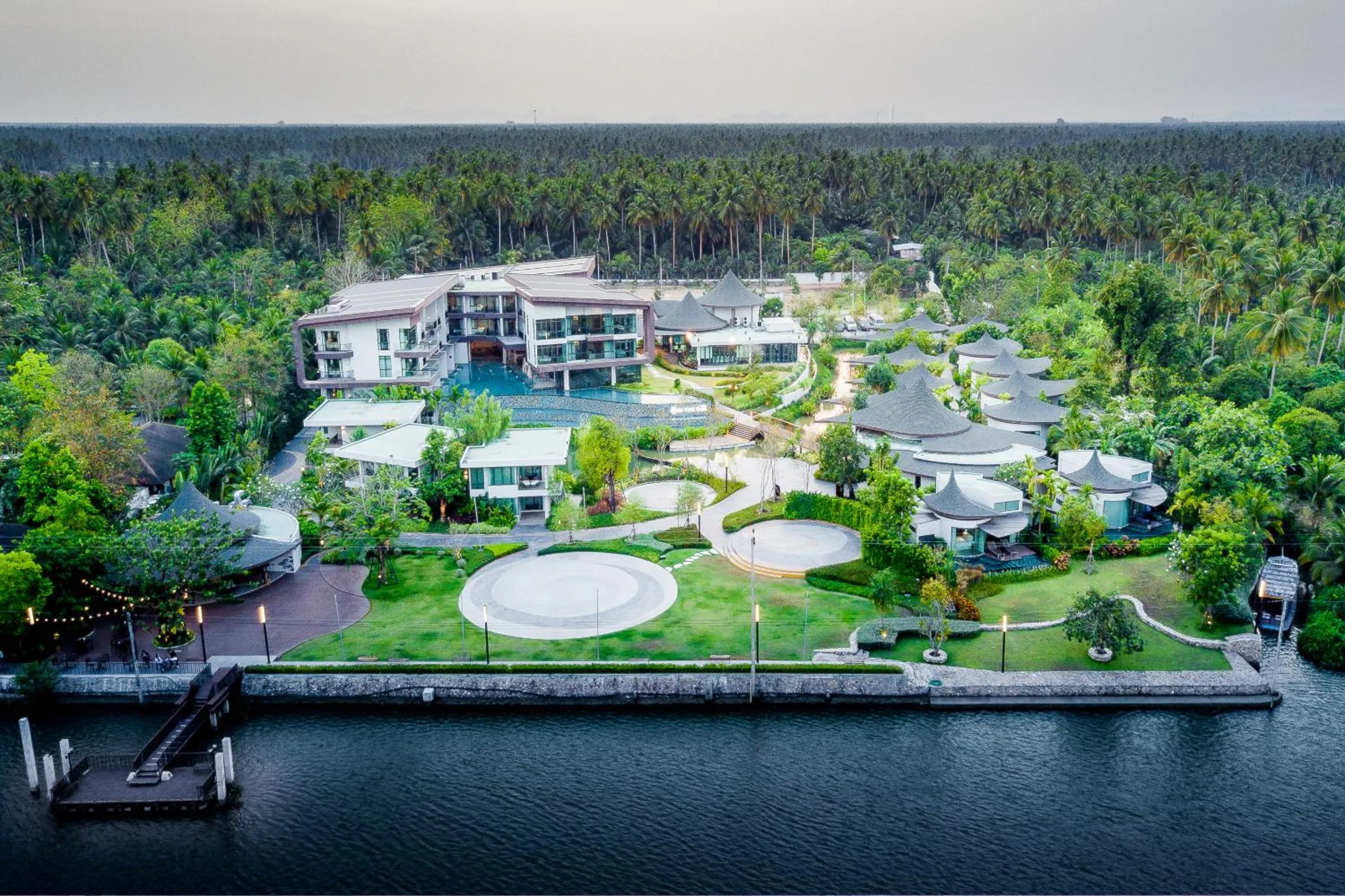 Property building in Na Tree Tara Riverside Resort Amphawa Damnoensaduak
