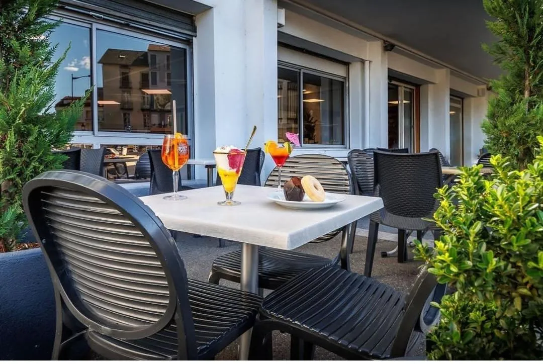 Patio in Hôtel La Source