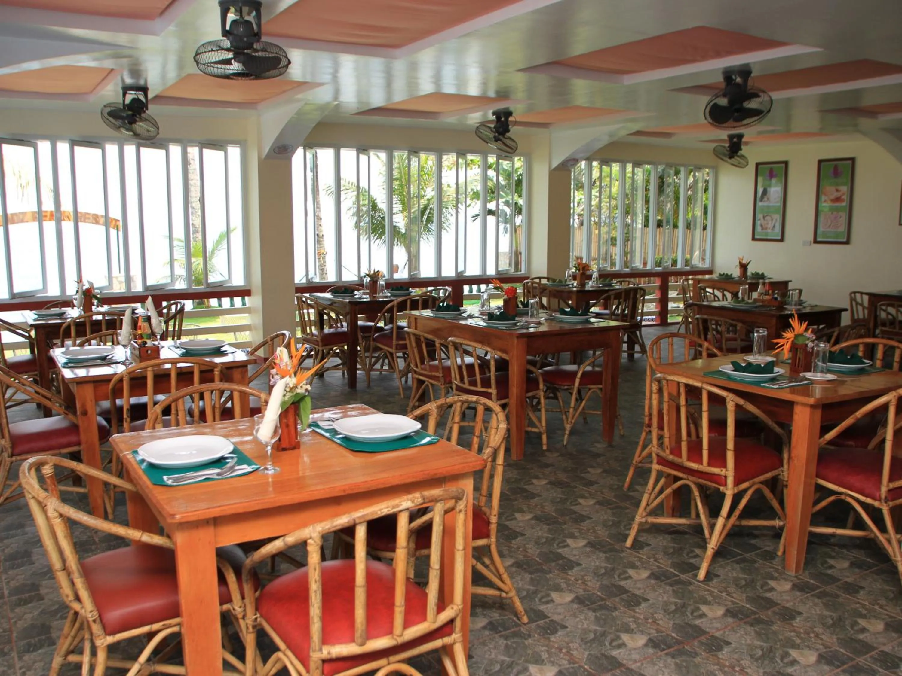 Restaurant/places to eat in Badladz Beach and Dive Resort