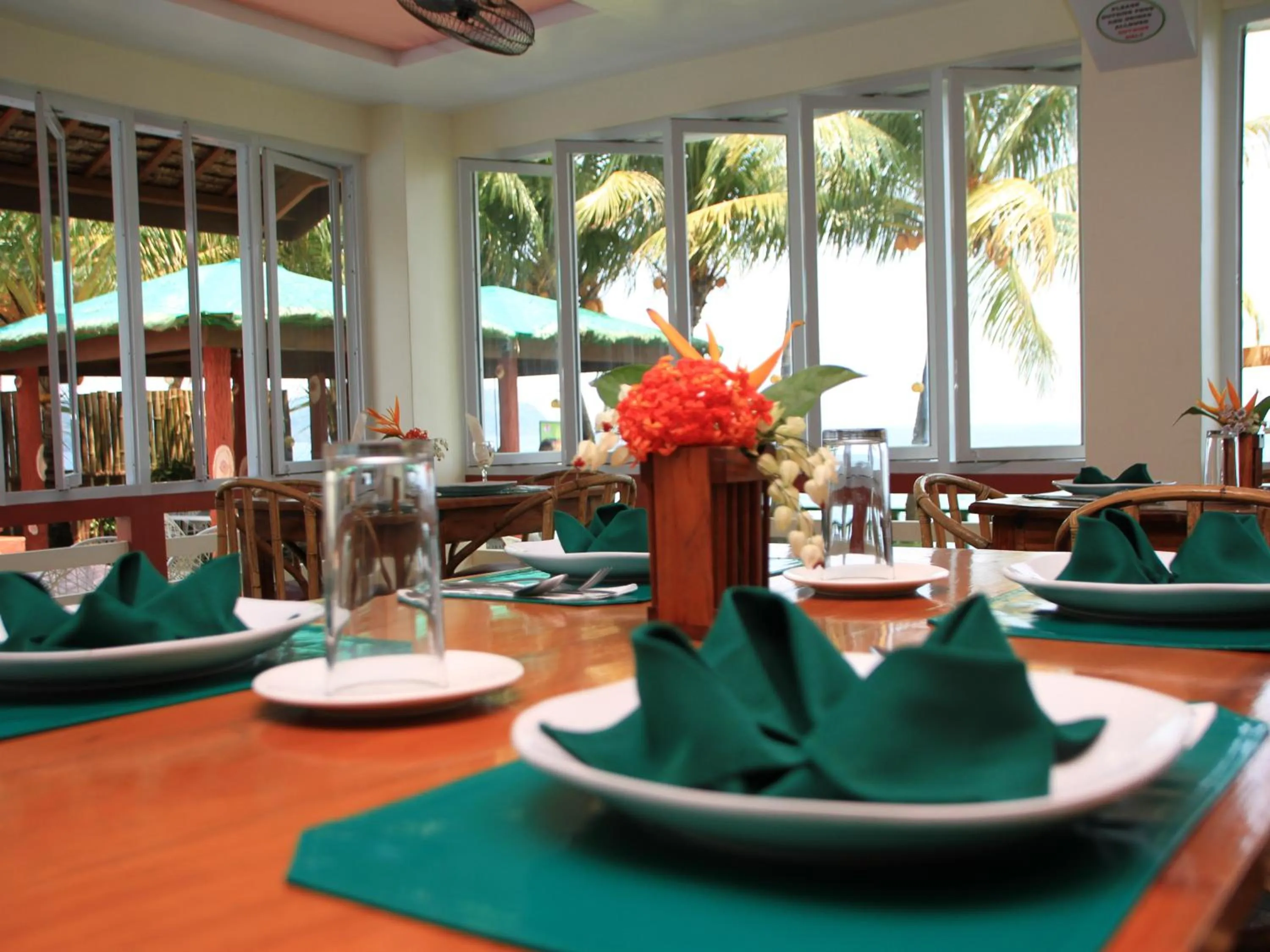 Restaurant/places to eat in Badladz Beach and Dive Resort