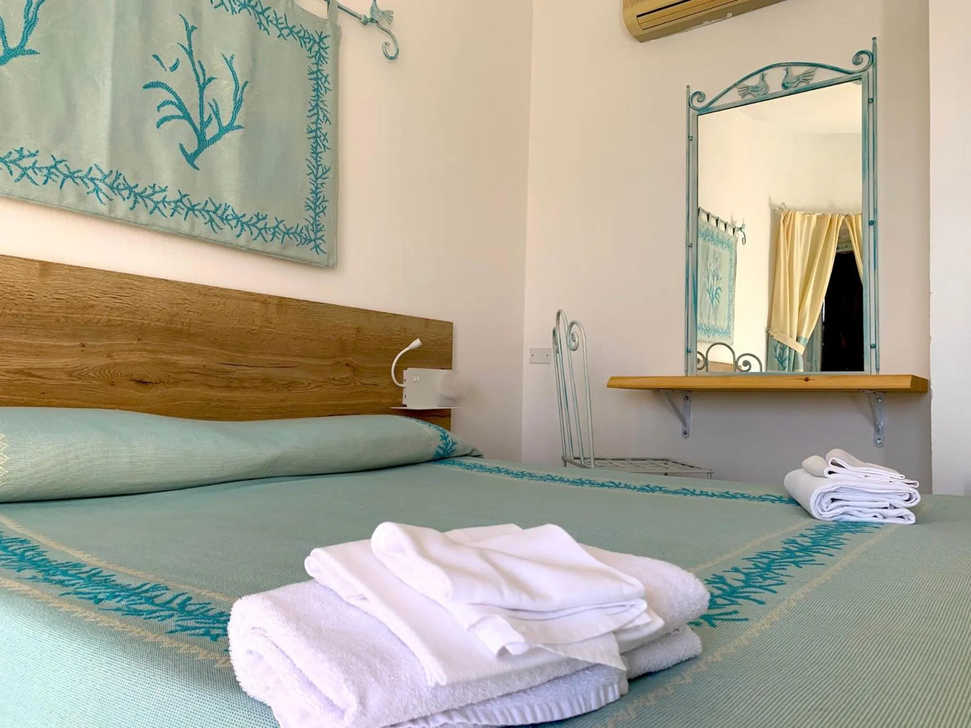 Photo of the whole room, Bed in Club Esse Shardana