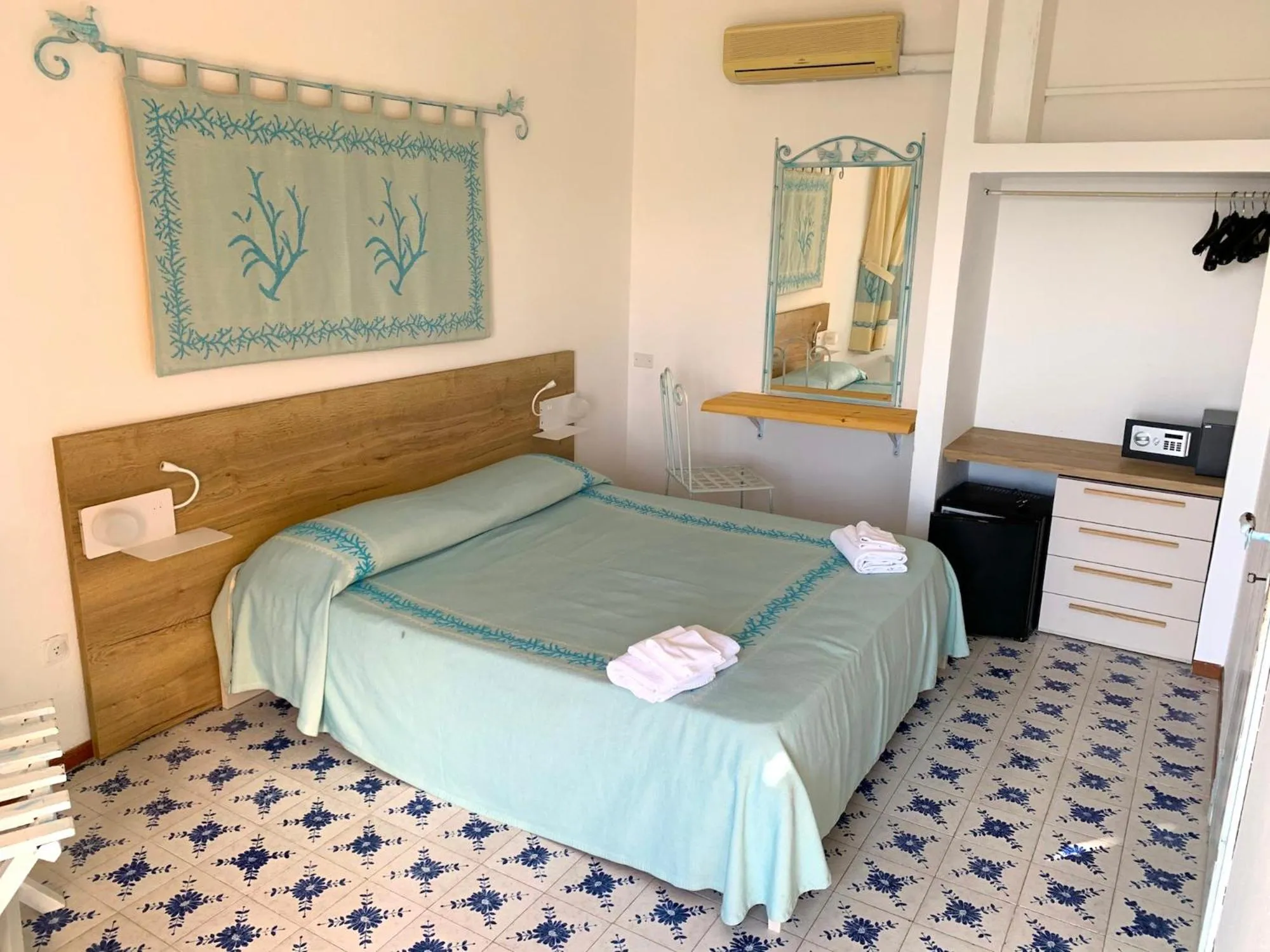 Photo of the whole room, Bed in Club Esse Shardana