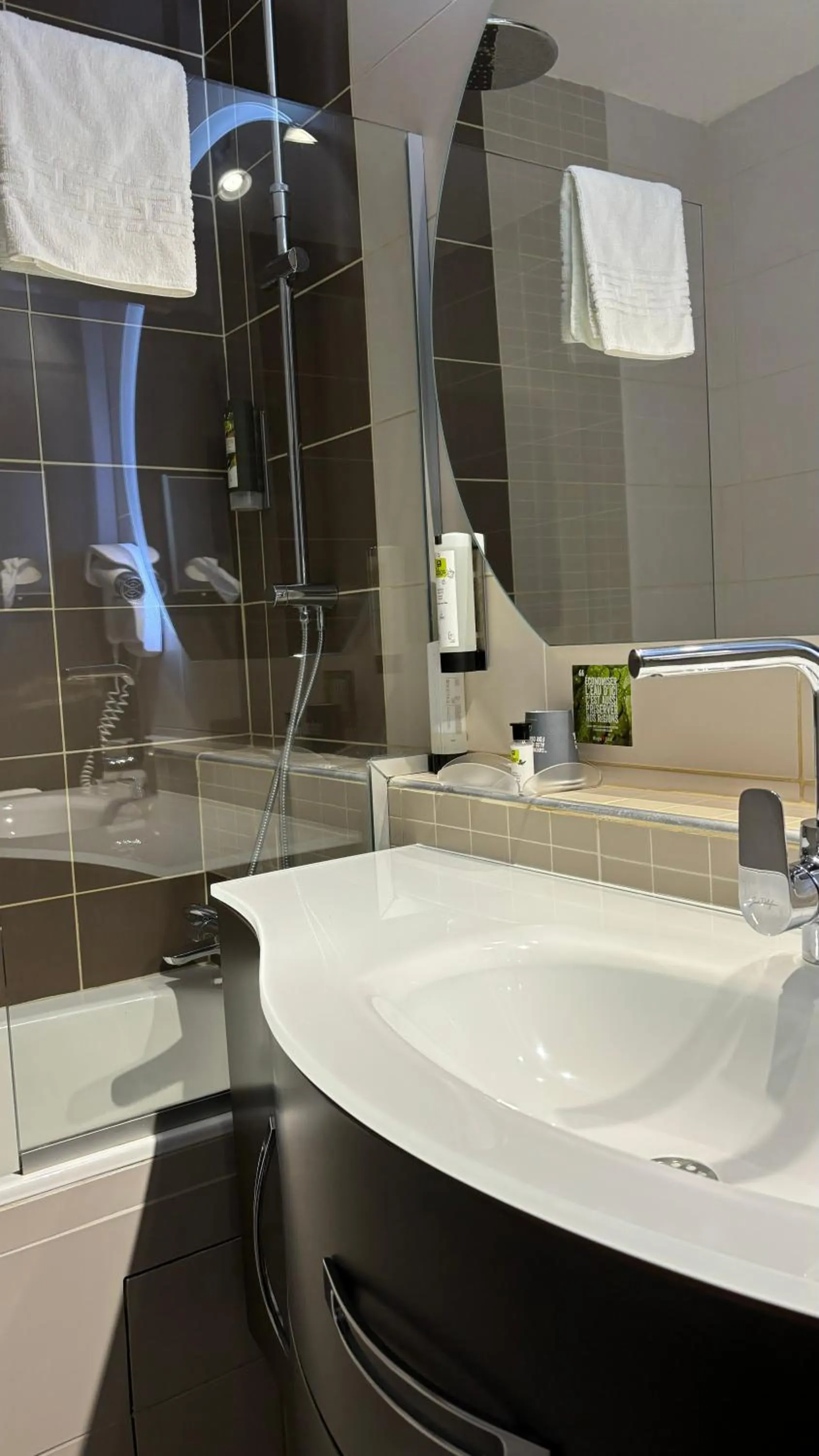 Bathroom in Logis Hôtel Restaurant Grand Hôtel de Lyon