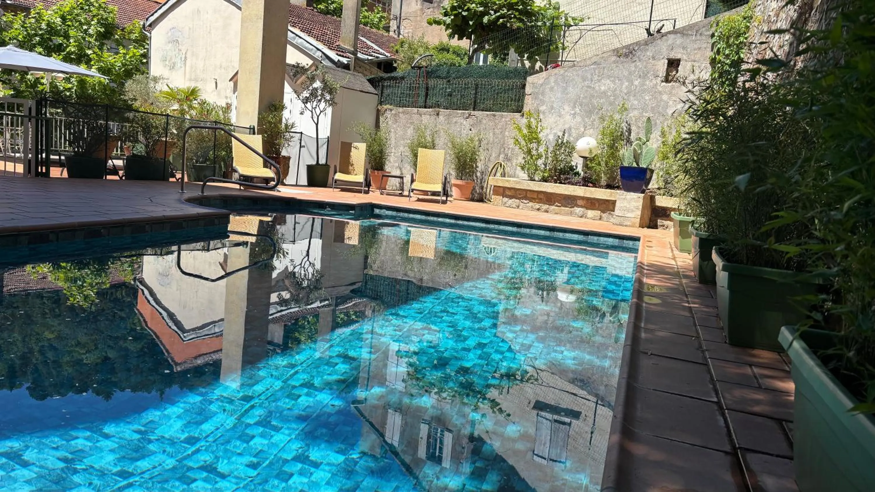 Swimming pool in Logis Hôtel Restaurant Grand Hôtel de Lyon