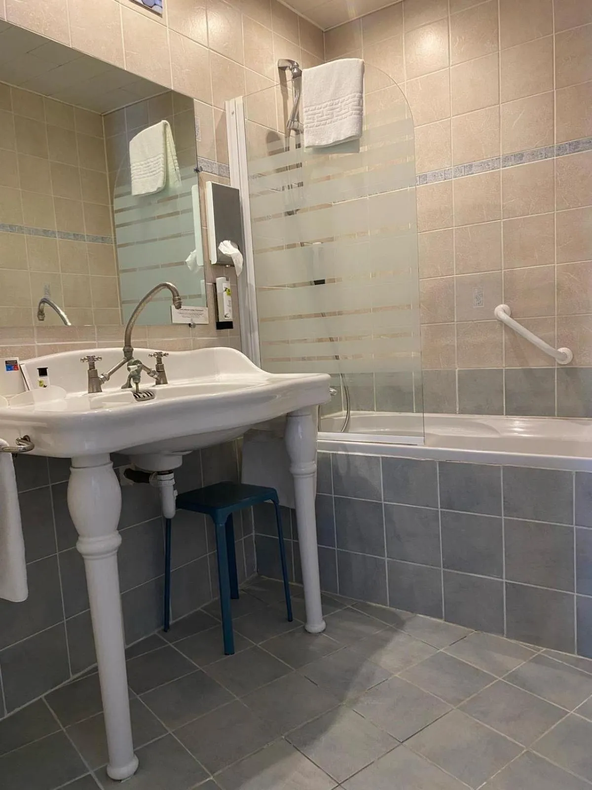 Logis Hôtel Restaurant Grand Hôtel de Lyon