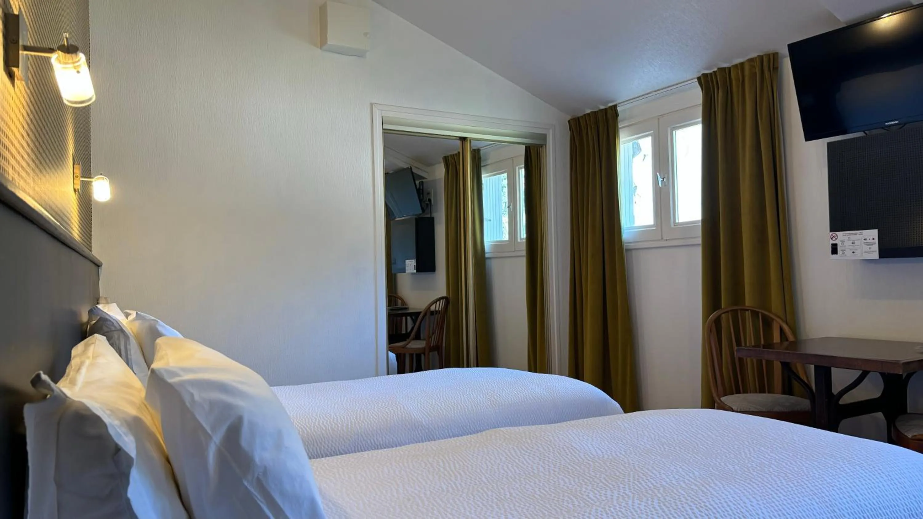 Bedroom, Bed in Logis Hôtel Restaurant Grand Hôtel de Lyon