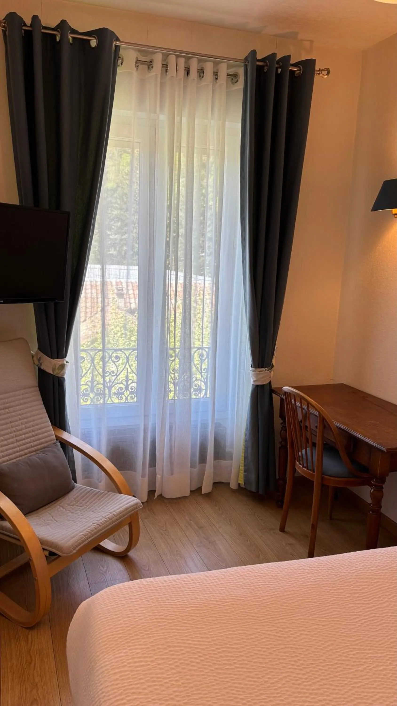 Bed in Logis Hôtel Restaurant Grand Hôtel de Lyon