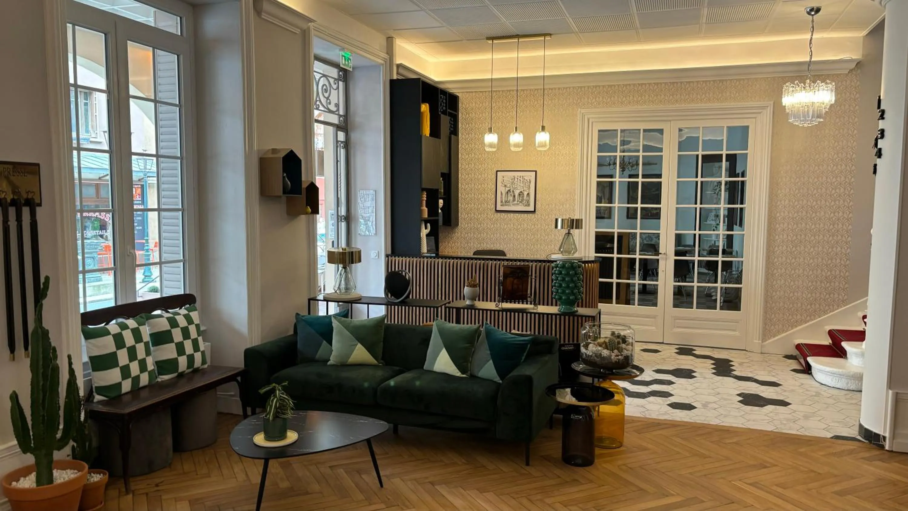 Living room in Logis Hôtel Restaurant Grand Hôtel de Lyon