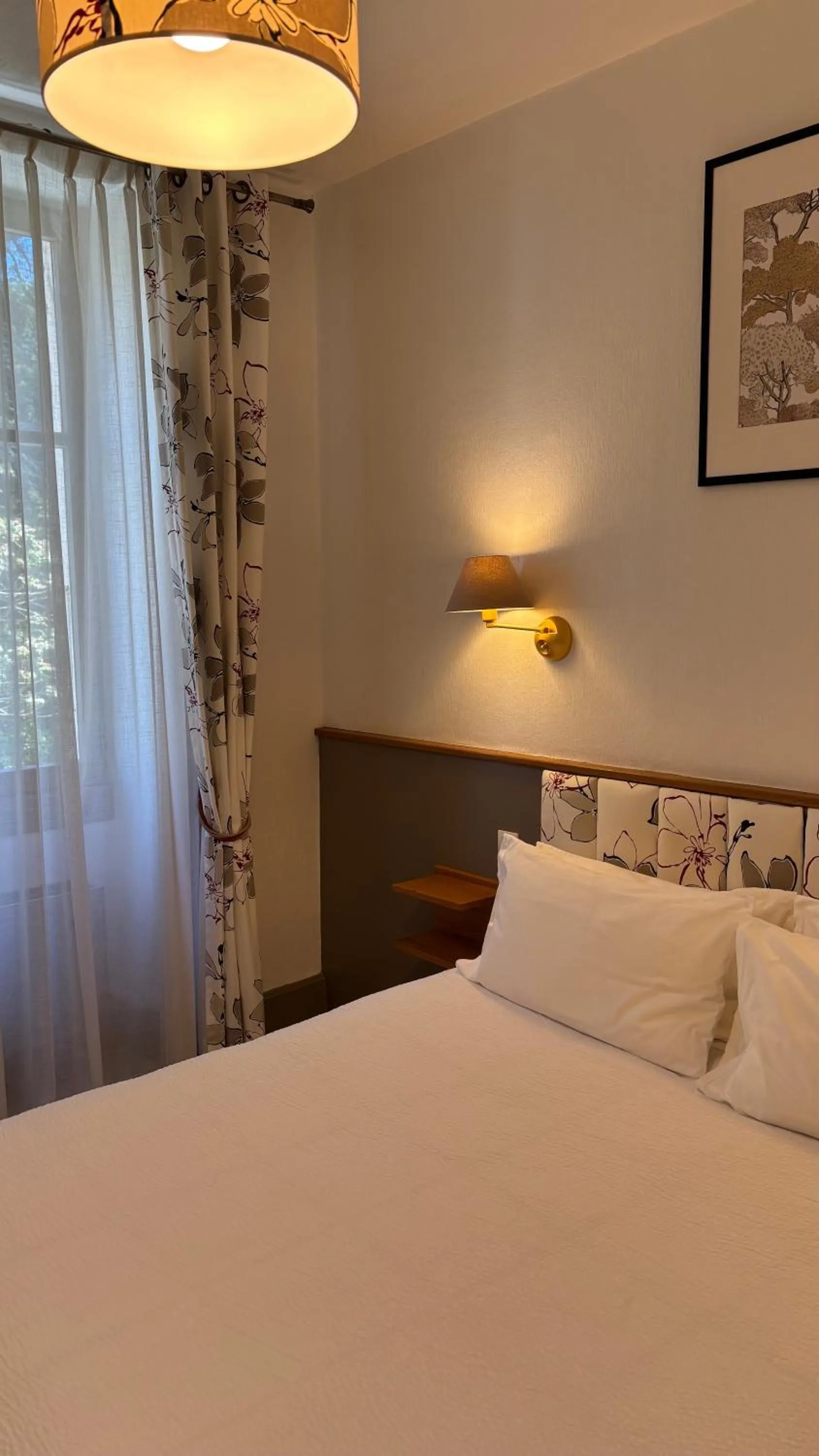 Bed in Logis Hôtel Restaurant Grand Hôtel de Lyon