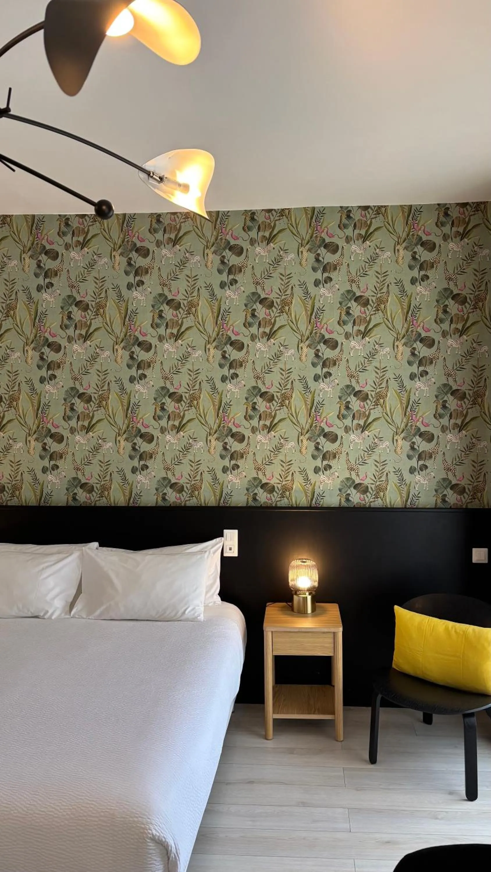 Bed in Logis Hôtel Restaurant Grand Hôtel de Lyon