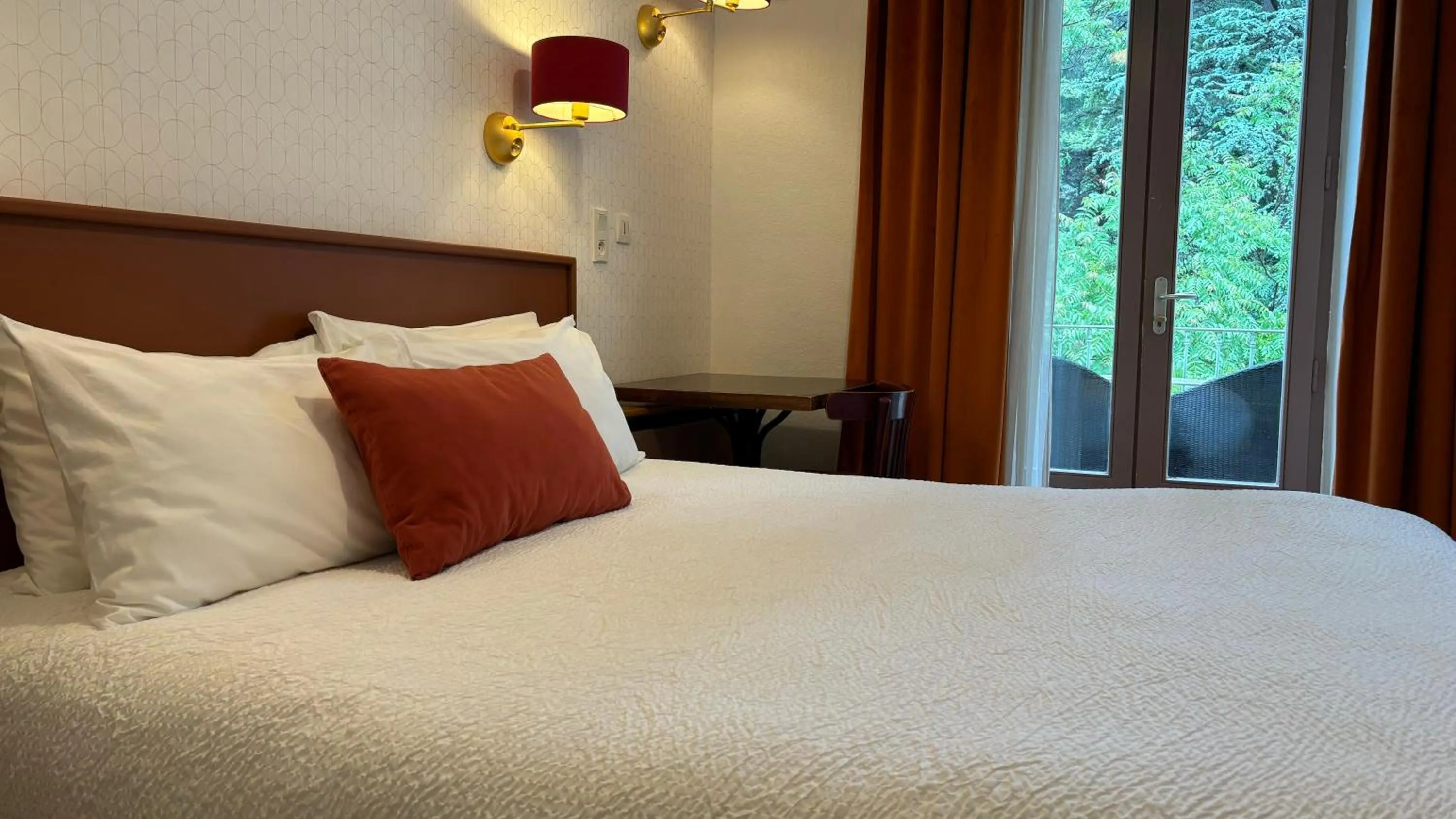 Photo of the whole room, Bed in Logis Hôtel Restaurant Grand Hôtel de Lyon