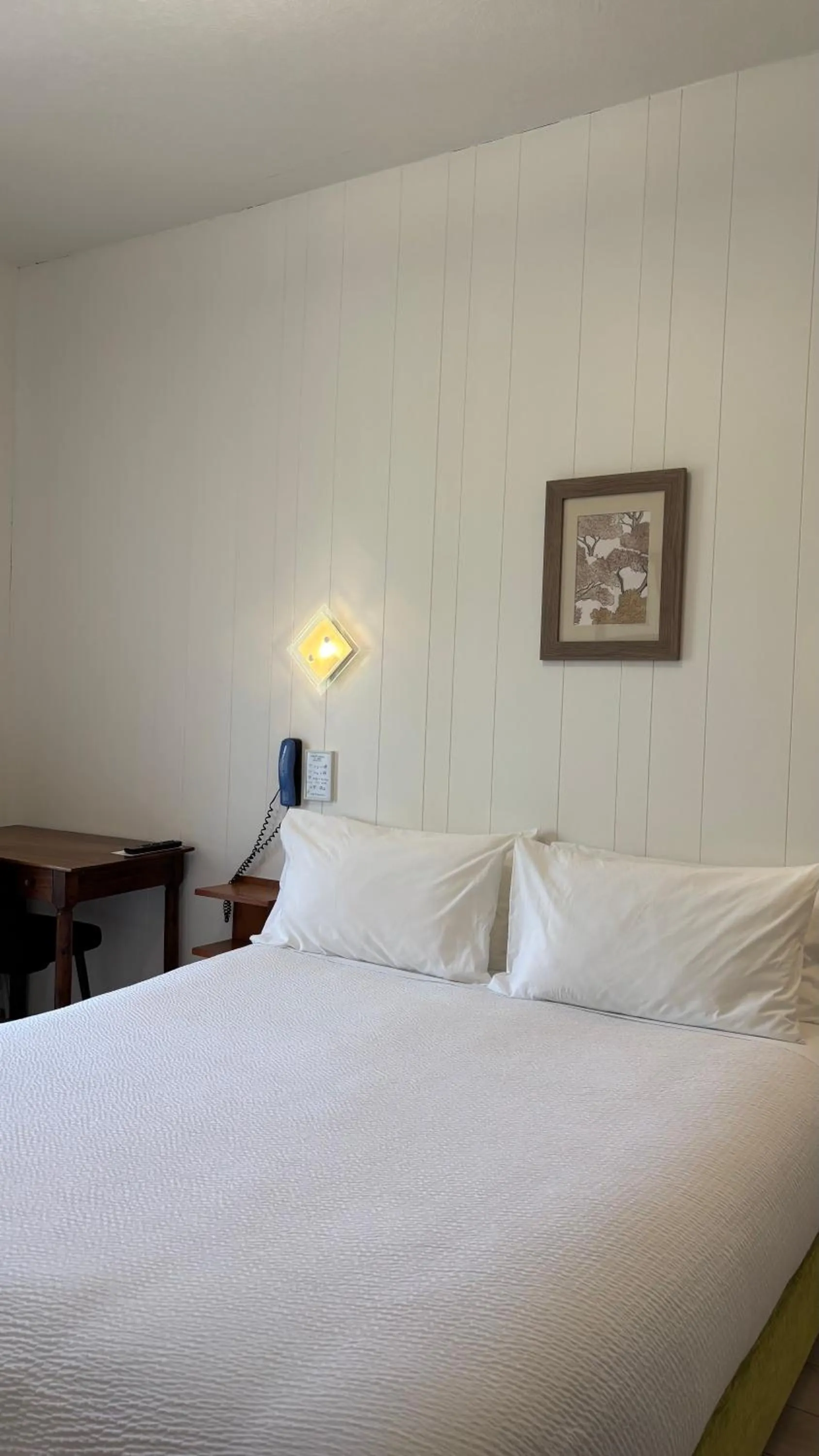 Bed in Logis Hôtel Restaurant Grand Hôtel de Lyon