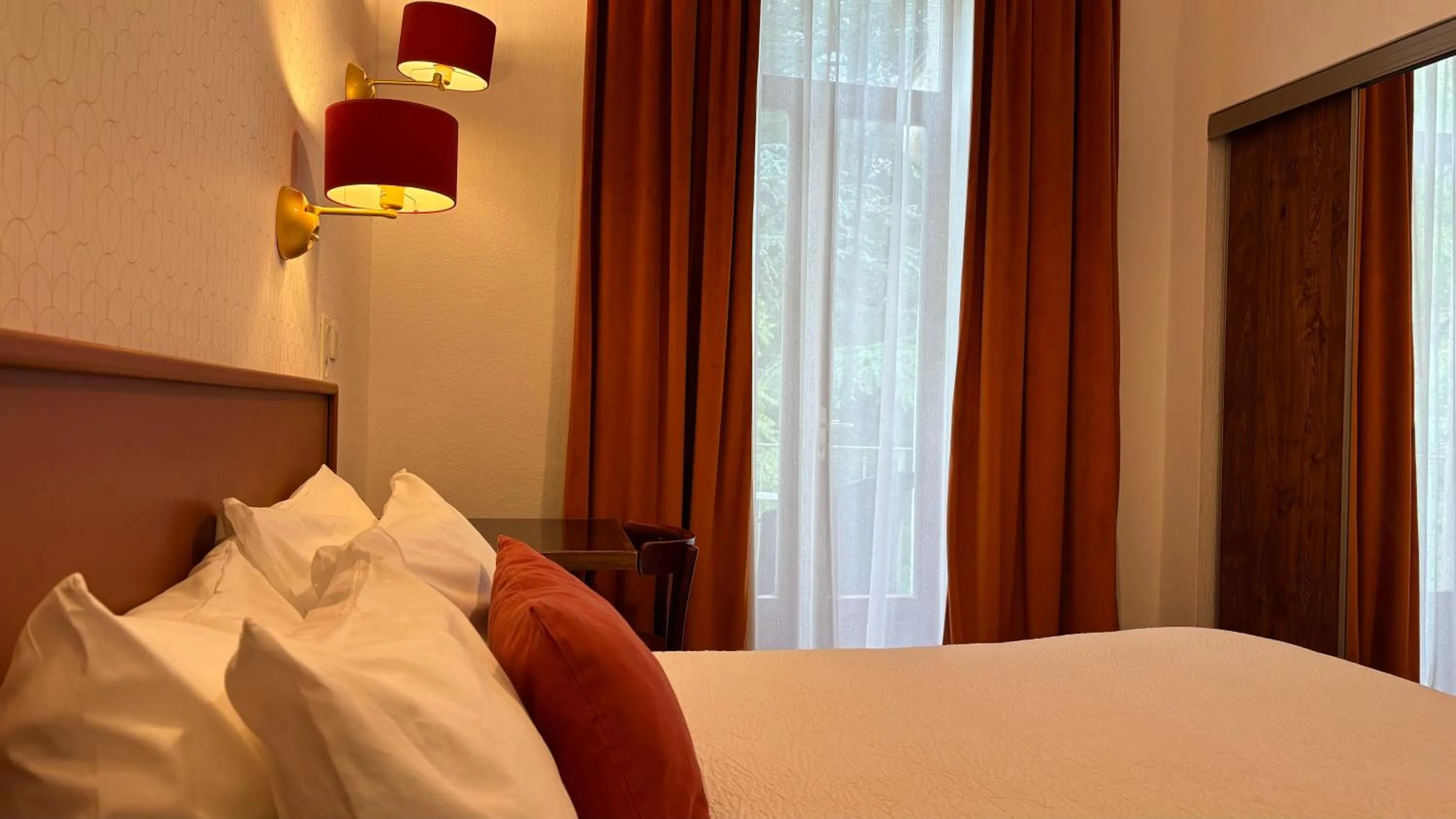 Photo of the whole room, Bed in Logis Hôtel Restaurant Grand Hôtel de Lyon