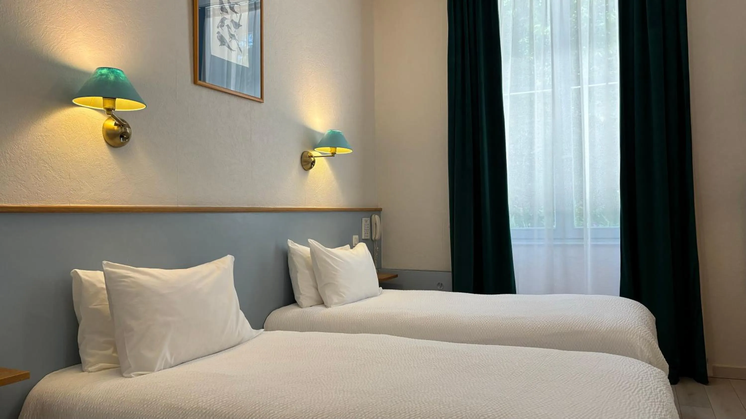 Bedroom, Bed in Logis Hôtel Restaurant Grand Hôtel de Lyon