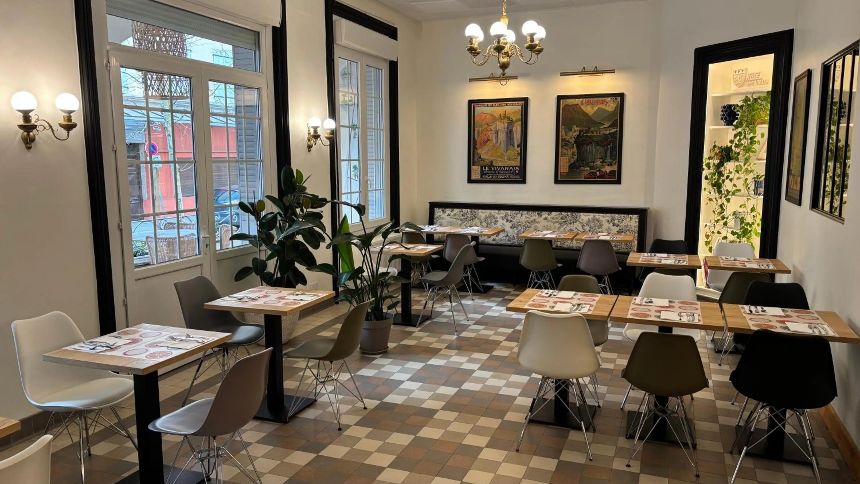 Breakfast in Logis Hôtel Restaurant Grand Hôtel de Lyon