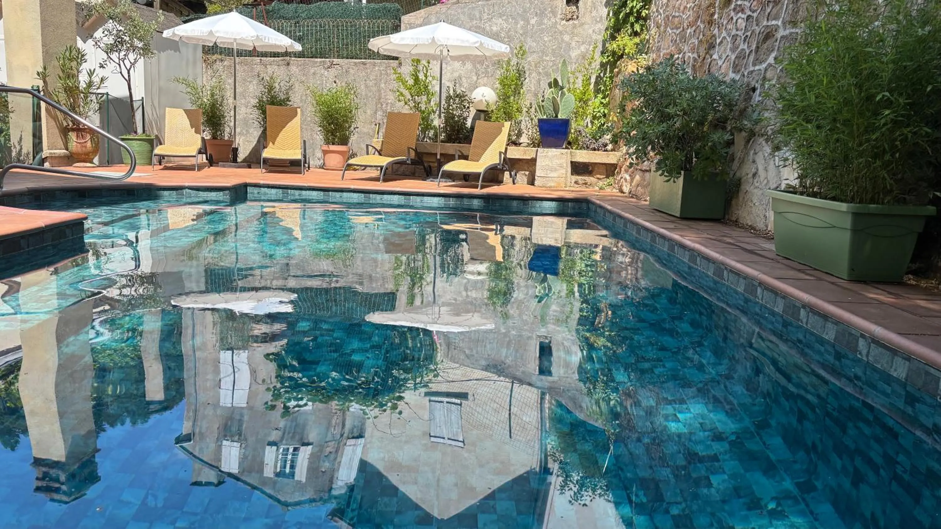 Swimming pool in Logis Hôtel Restaurant Grand Hôtel de Lyon