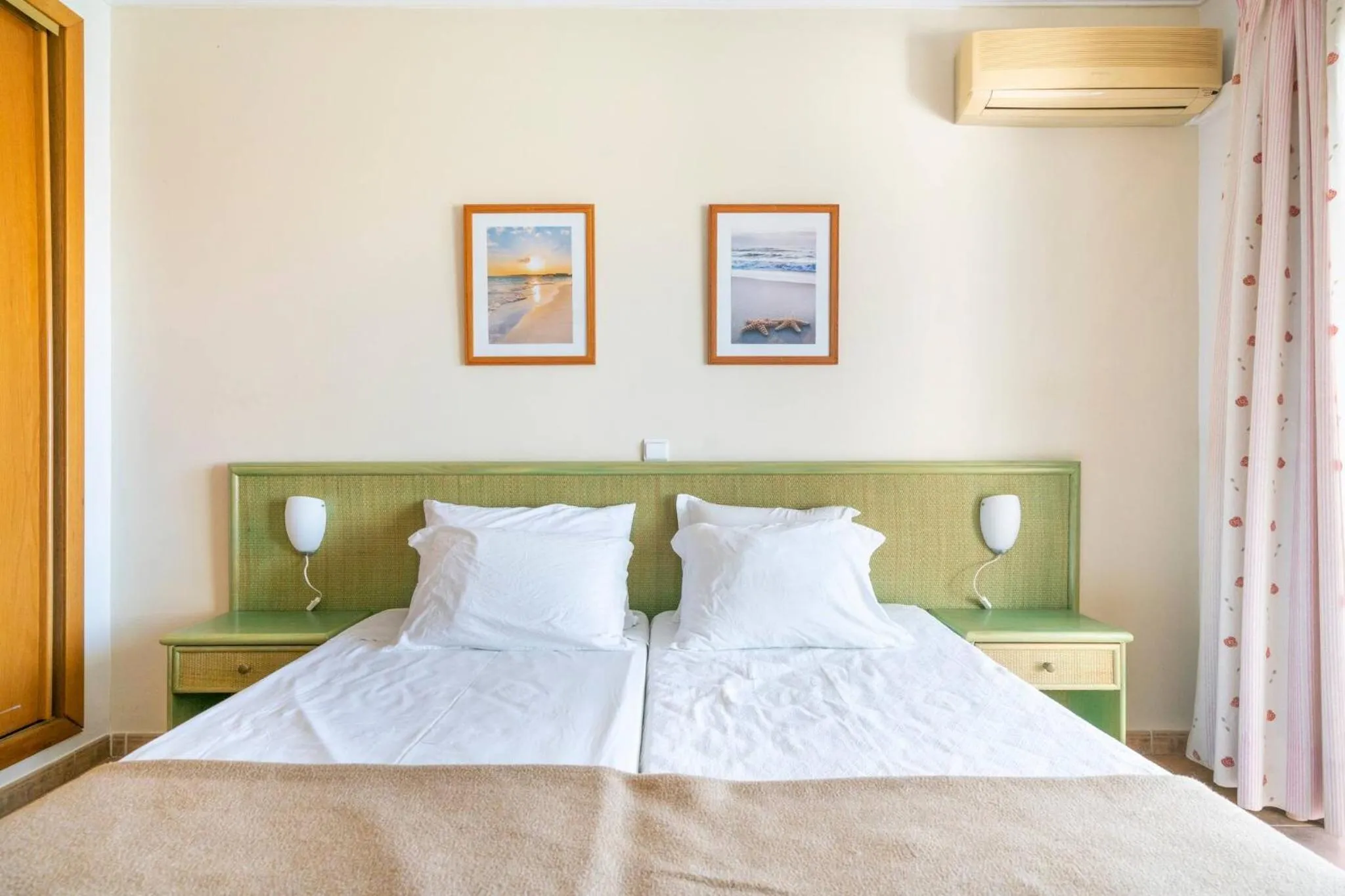 Bedroom, Bed in Apartamentos Turisticos Alagoa Praia