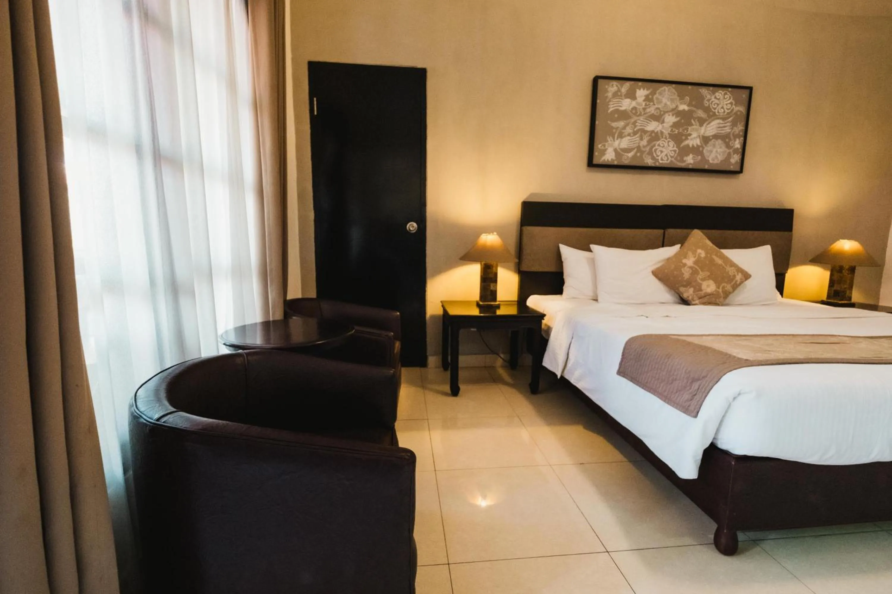 Seating area, Bed in Sarinande Hotel