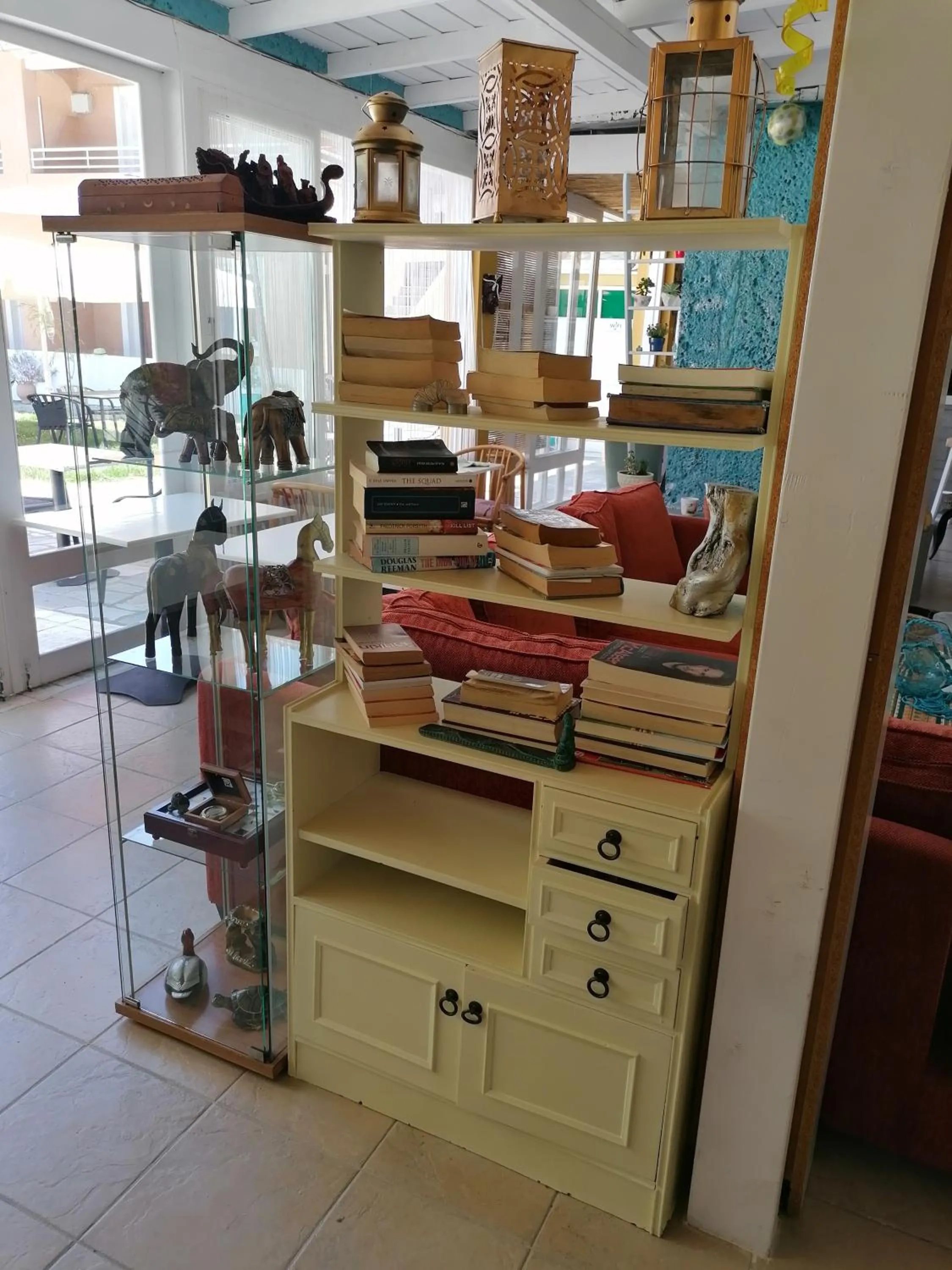 Library in Sausan Hotel